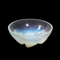Ciotola a conchiglia in vetro opalescente Art Deco firmata Sabino