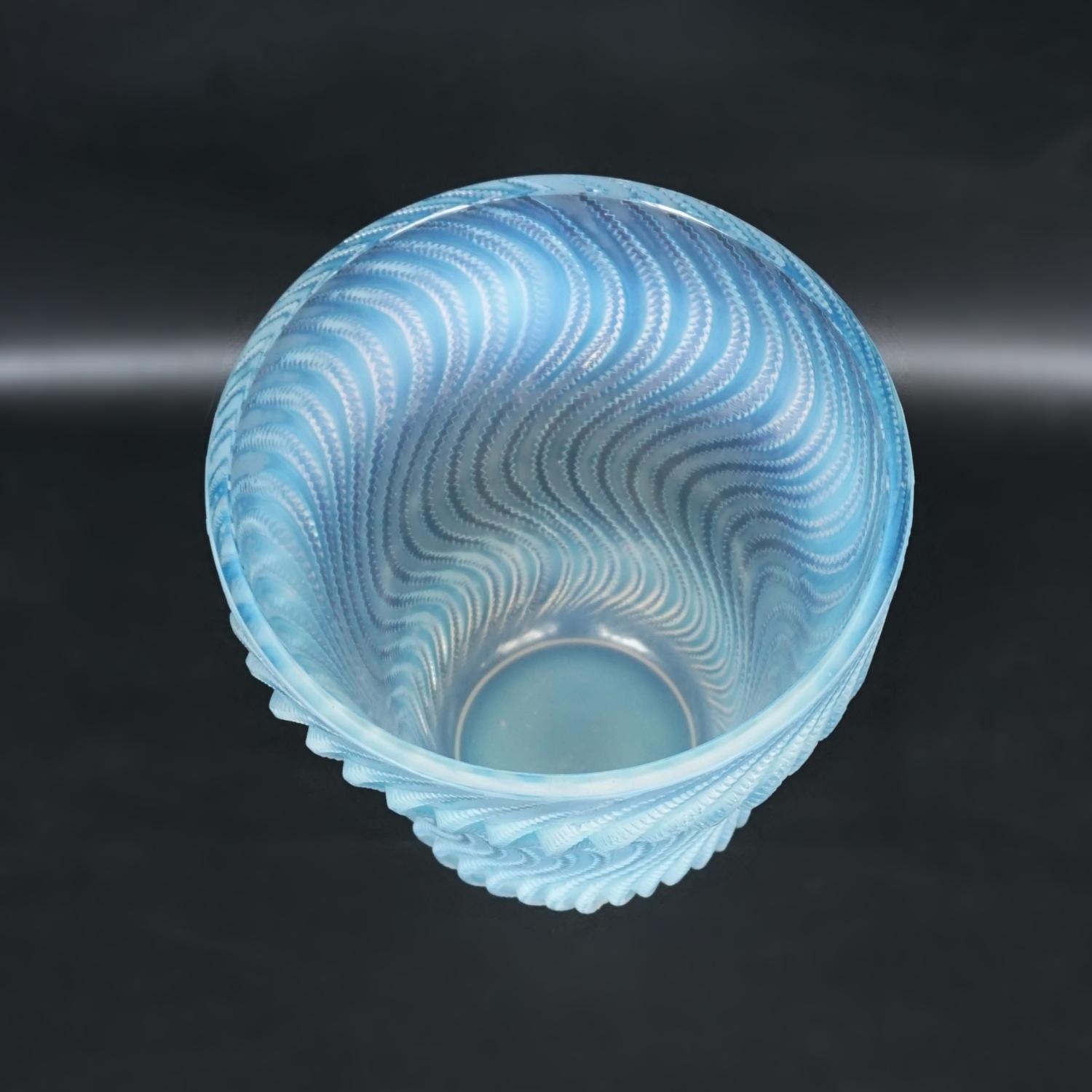 Art Deco Opalescent Glass Vase 'Actinia' by René Lalique In Excellent Condition In Forest Row, East Sussex