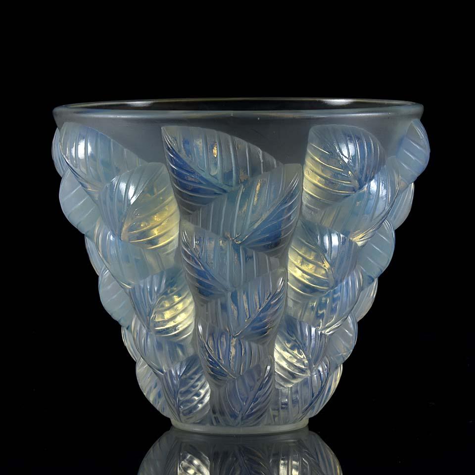 Art Deco Vase aus opalisierendem Glas mit dem Titel 'Moissac' von René Lalique (Französisch)