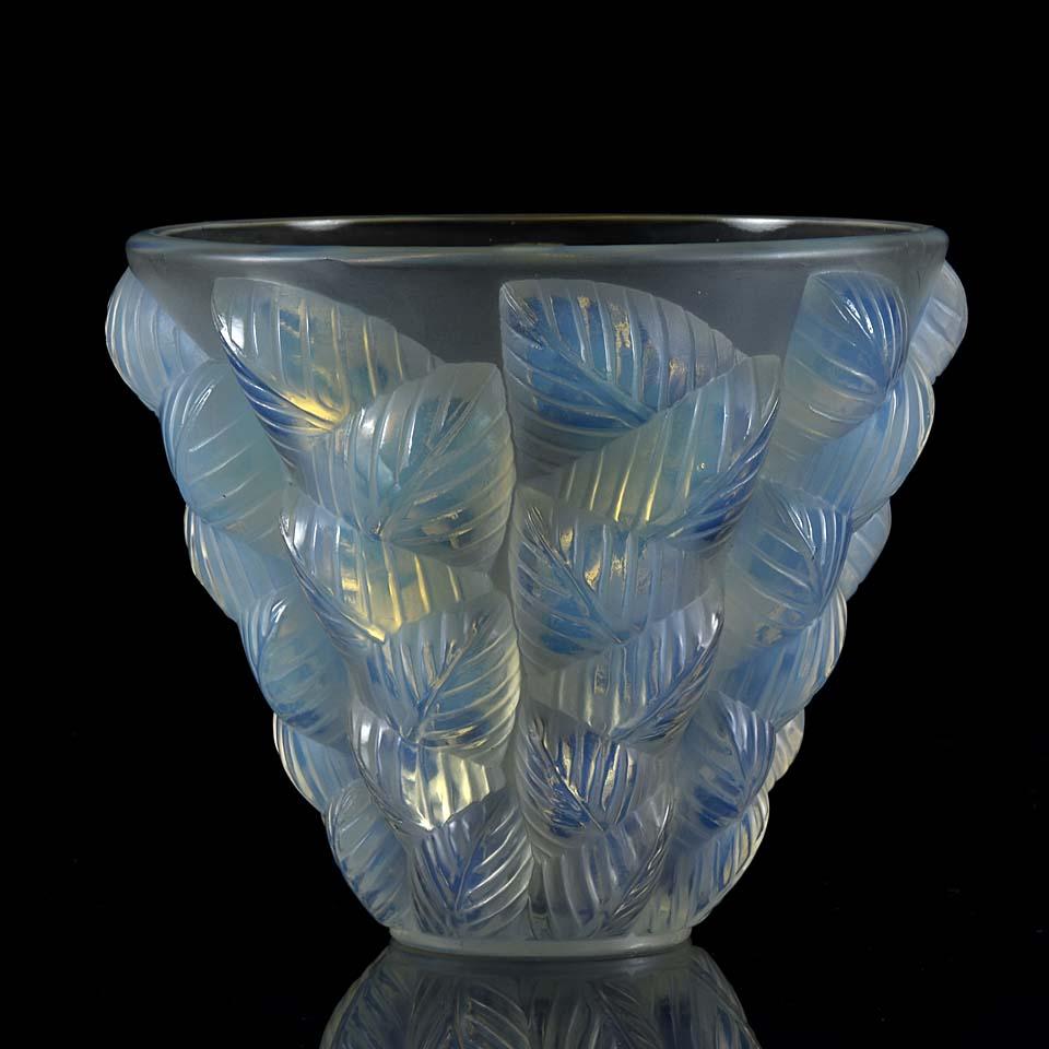 Art Deco Vase aus opalisierendem Glas mit dem Titel 'Moissac' von René Lalique (Geformt)