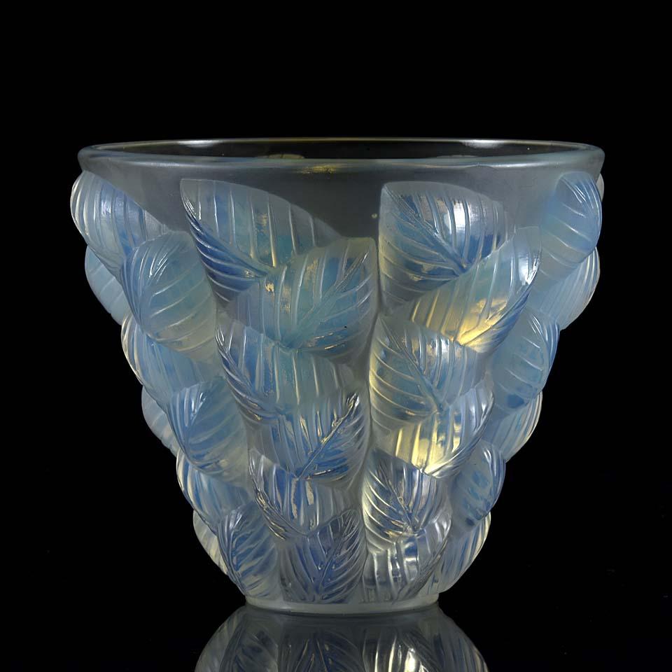 Mid-20th Century Art Deco Opalescent Glass Vase Entitled 'Moissac' by René Lalique