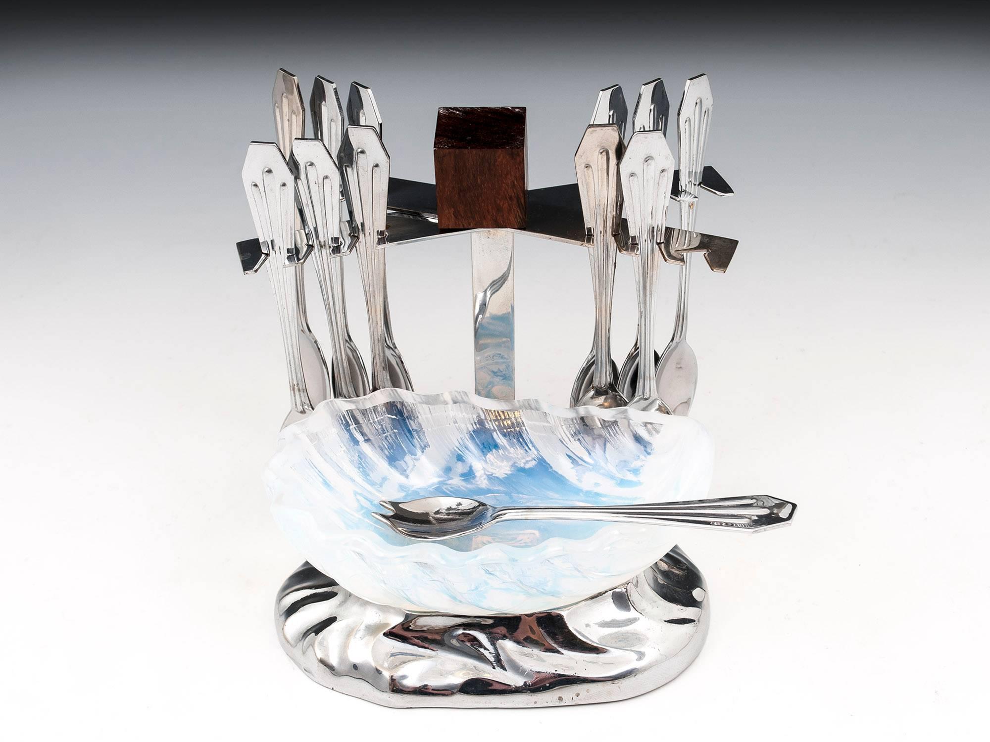 20th Century Art Deco Opalescent Oyster Bowl and Spoon Set For Sale