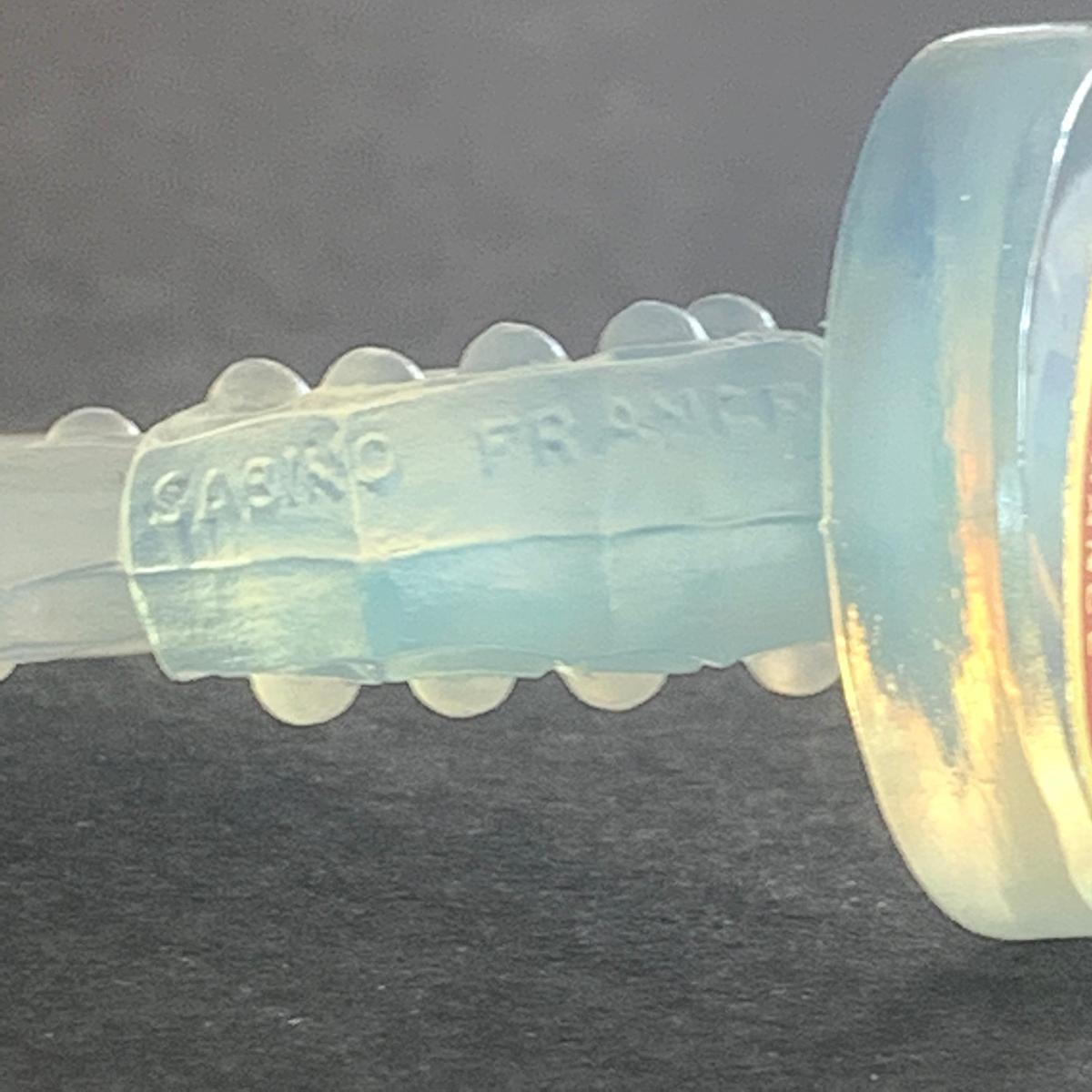 Français Figurine en verre d'art Sabino opalescent Art Déco représentant un papillon avec des ailes fermées en vente