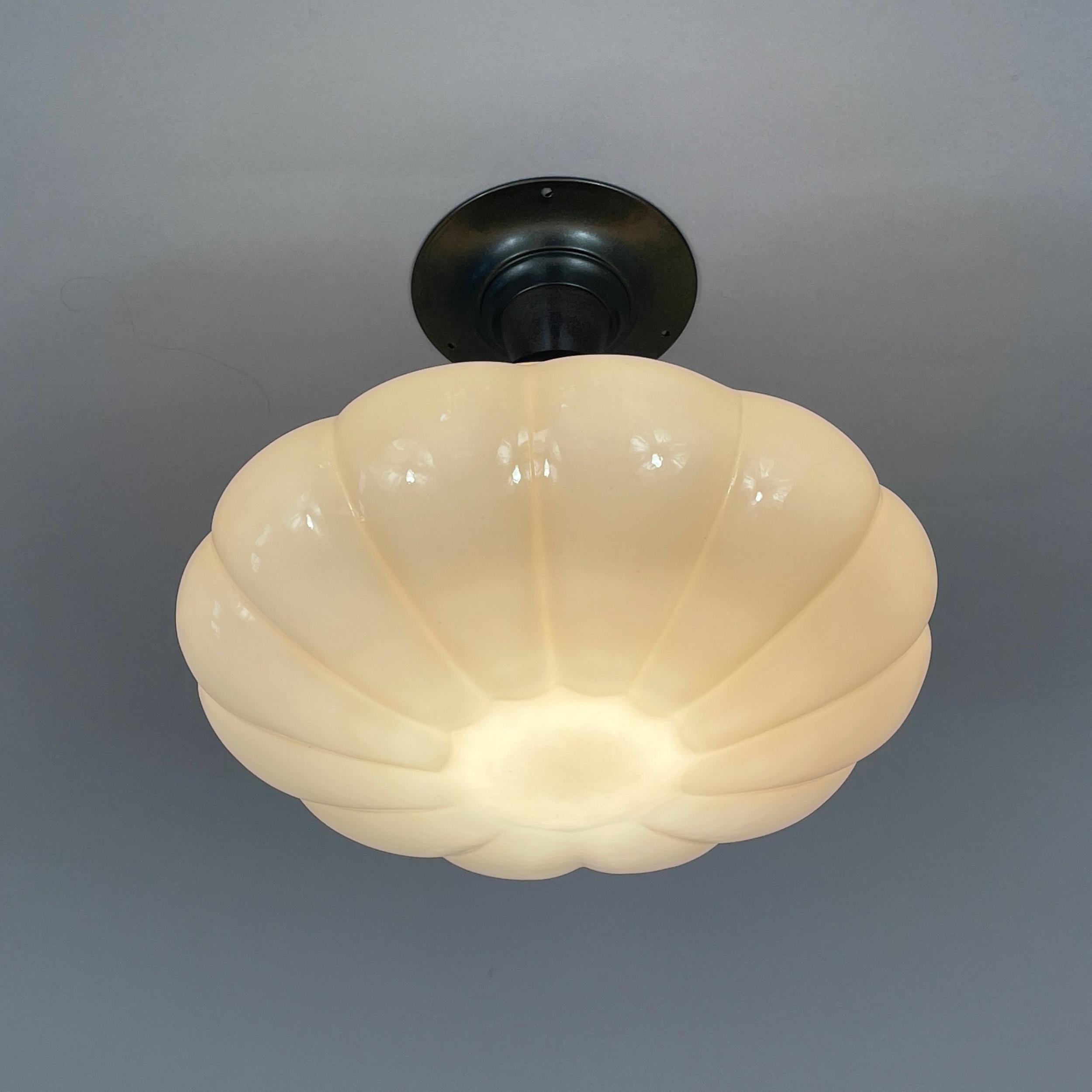 Monture encastrée Art déco en opaline et laiton bruni, Allemagne, années 1920 à 1930 en vente 6