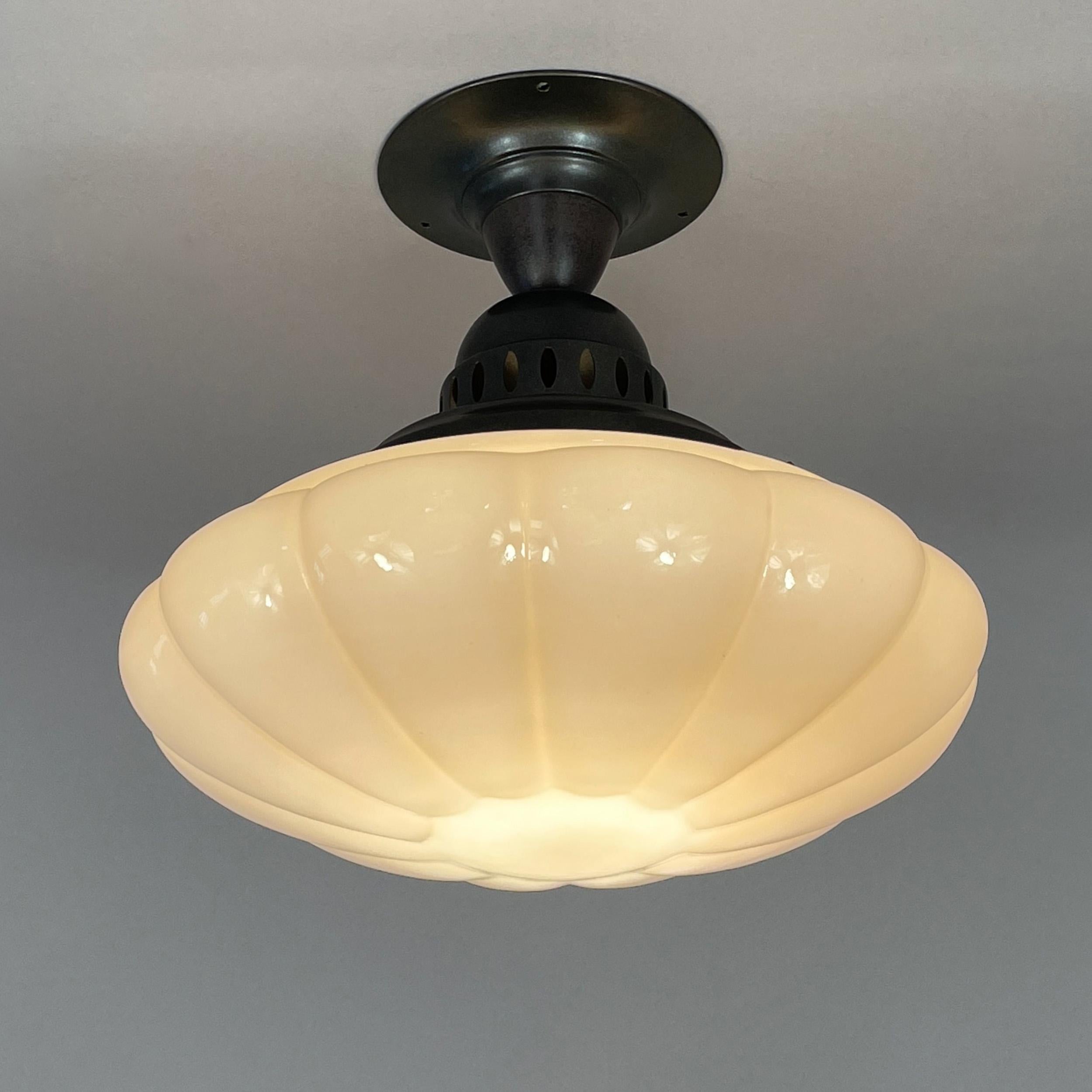 Allemand Monture encastrée Art déco en opaline et laiton bruni, Allemagne, années 1920 à 1930 en vente