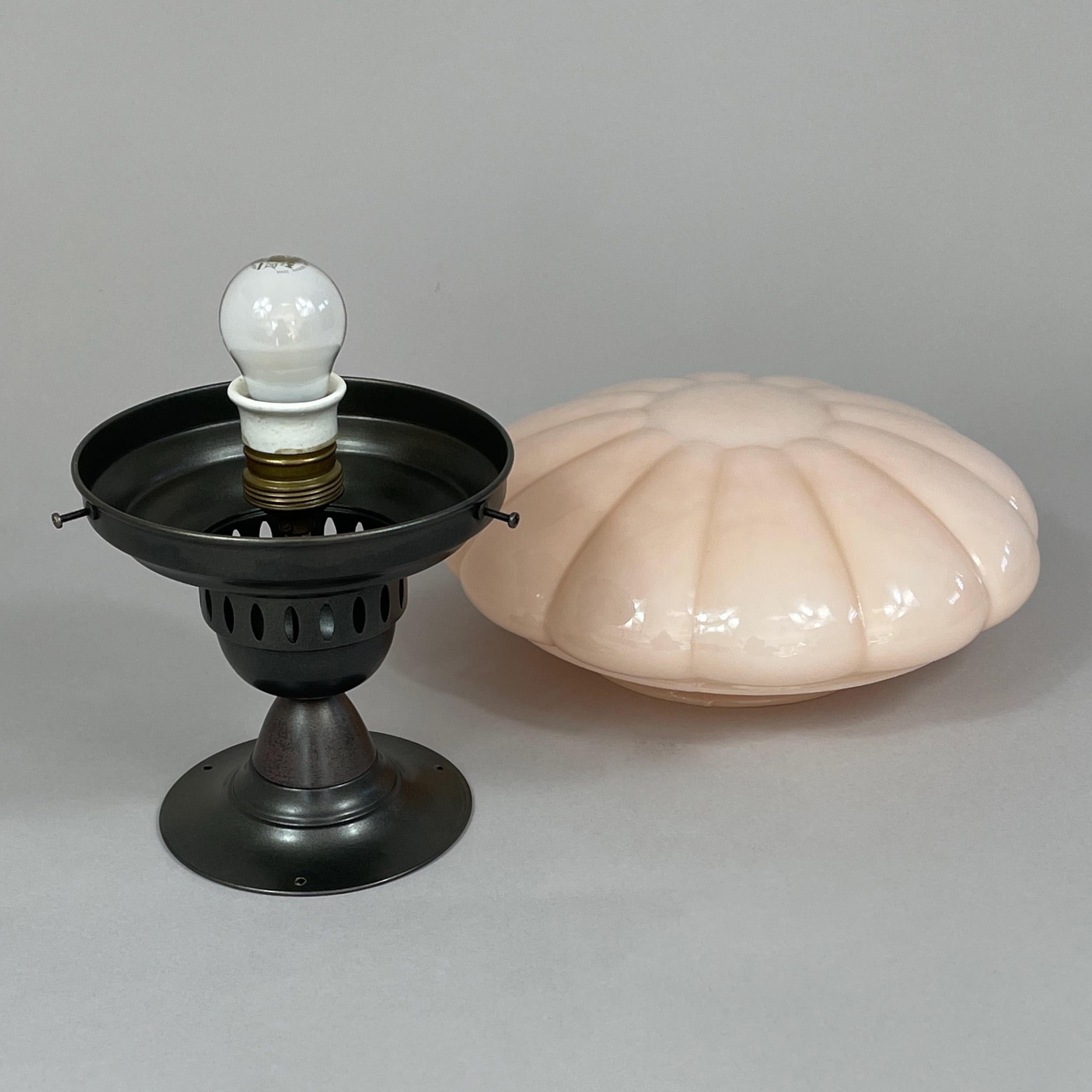 Monture encastrée Art déco en opaline et laiton bruni, Allemagne, années 1920 à 1930 en vente 1