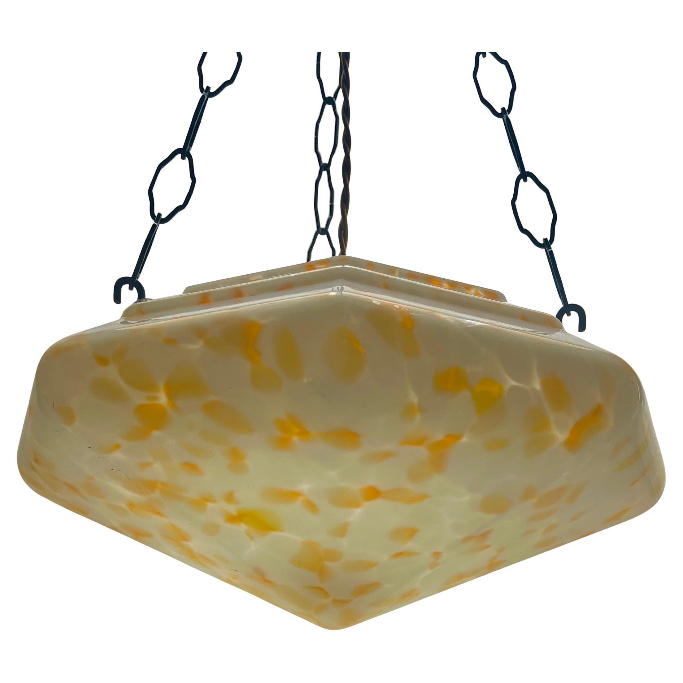 
La fotografia non riesce a catturare la semplice ed elegante illuminazione fornita da questa lampada.

Plafoniera a sospensione con fissaggio per contenere un elegante paralume belga Art Deco. 
Buona distribuzione delle tonalità più scure e più