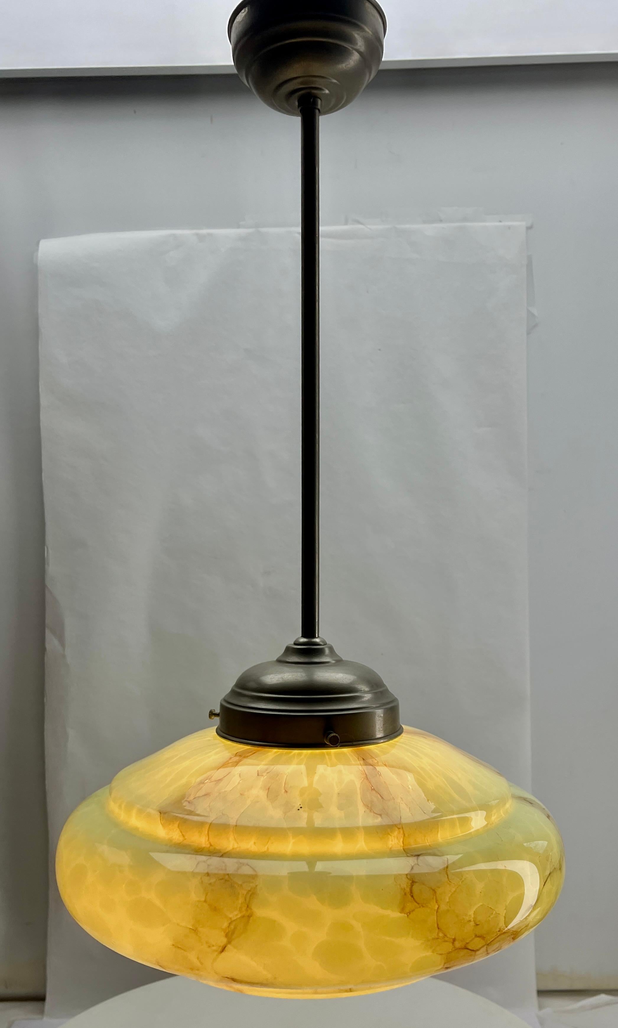Lampada da soffitto opalina Art Deco, Scailmont Belgio, paralume in vetro collord, anni '30

La fotografia non riesce a catturare la semplice ed elegante illuminazione fornita da questa lampada.

Plafoniera a sospensione con fissaggio per contenere