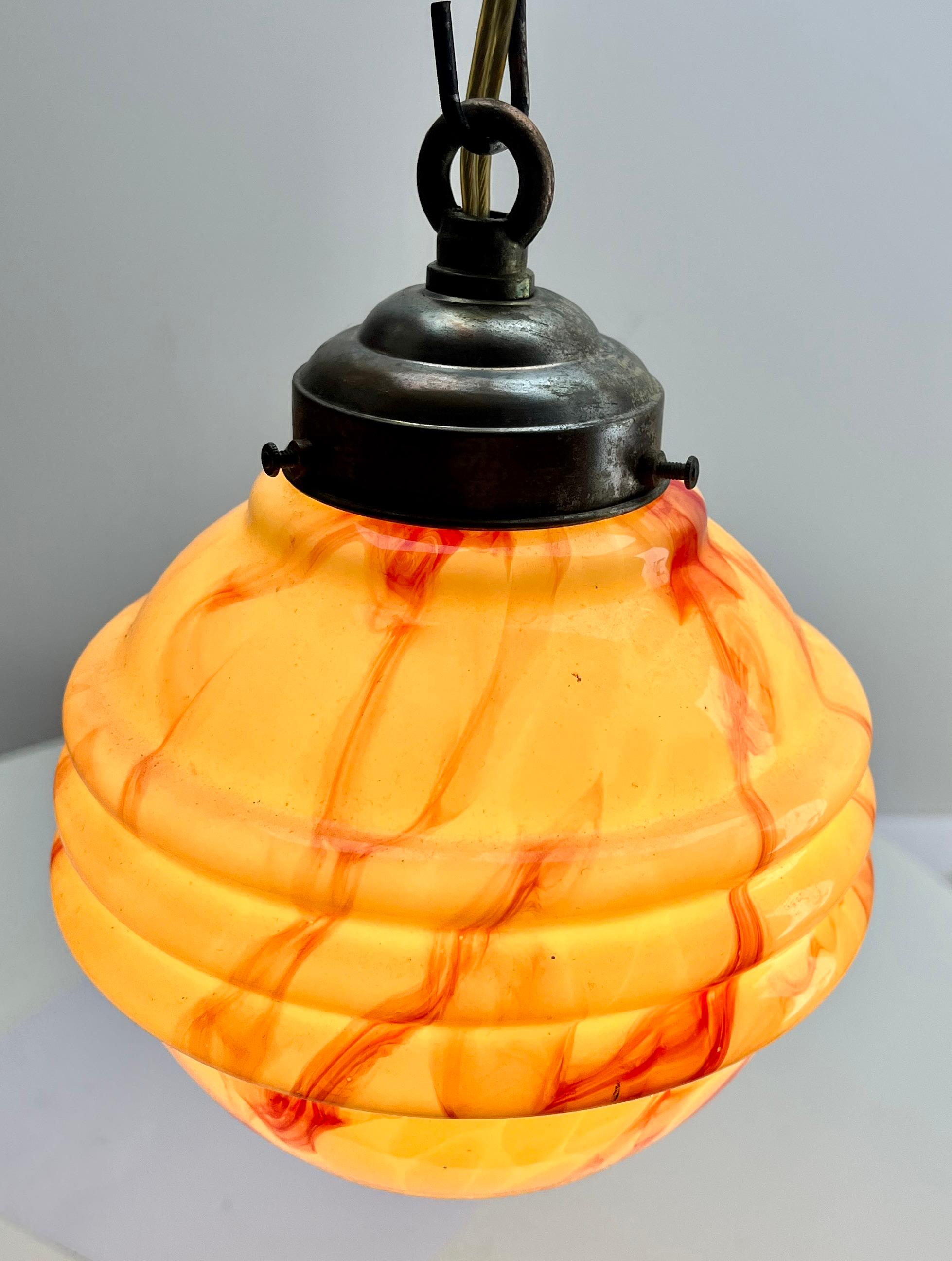 Art-Déco-Deckenleuchte aus Opal, Scailmont, belgischer collord-Glasschirm, 1930er Jahre

Die Fotografie kann die schlichte, elegante Beleuchtung dieser Lampe nicht einfangen.

Hängende Deckenleuchte mit Befestigung für einen stilvollen belgischen
