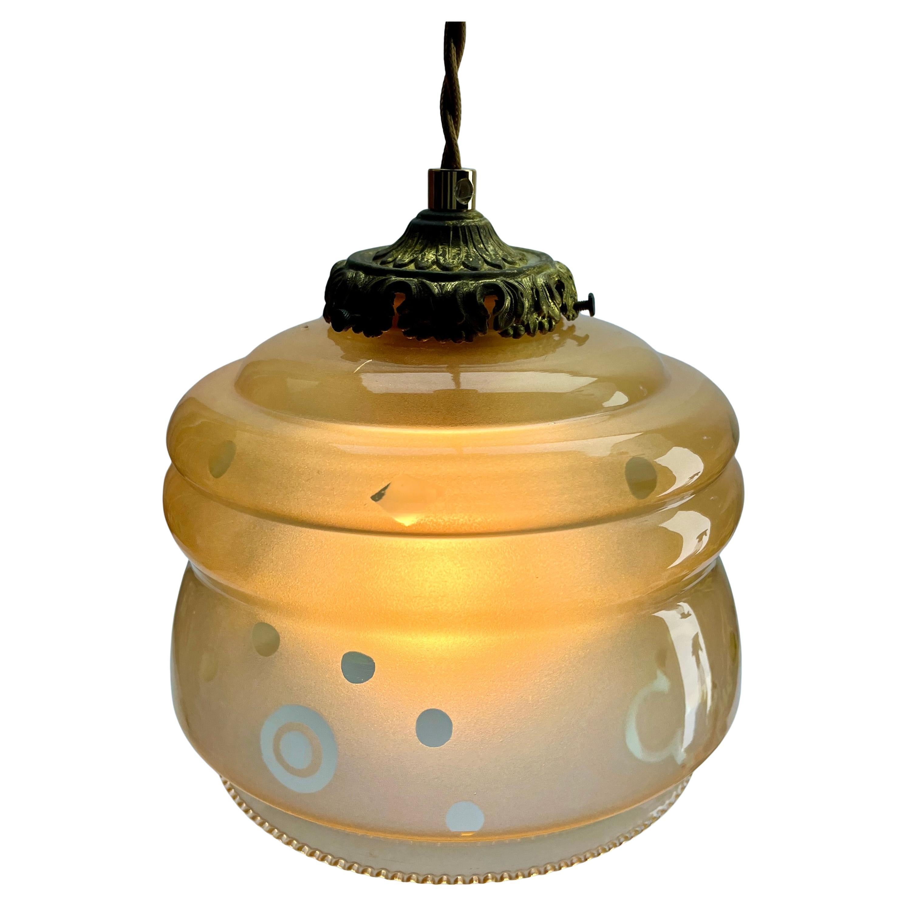 Art Deco Opaline Deckenleuchten 2er Set Scailmont Belgien  Glasschirm, 1930er Jahre

Die Fotografie kann die schlichte, elegante Beleuchtung dieser Lampe nicht einfangen.

Hängende Deckenleuchte mit Befestigung für einen stilvollen belgischen