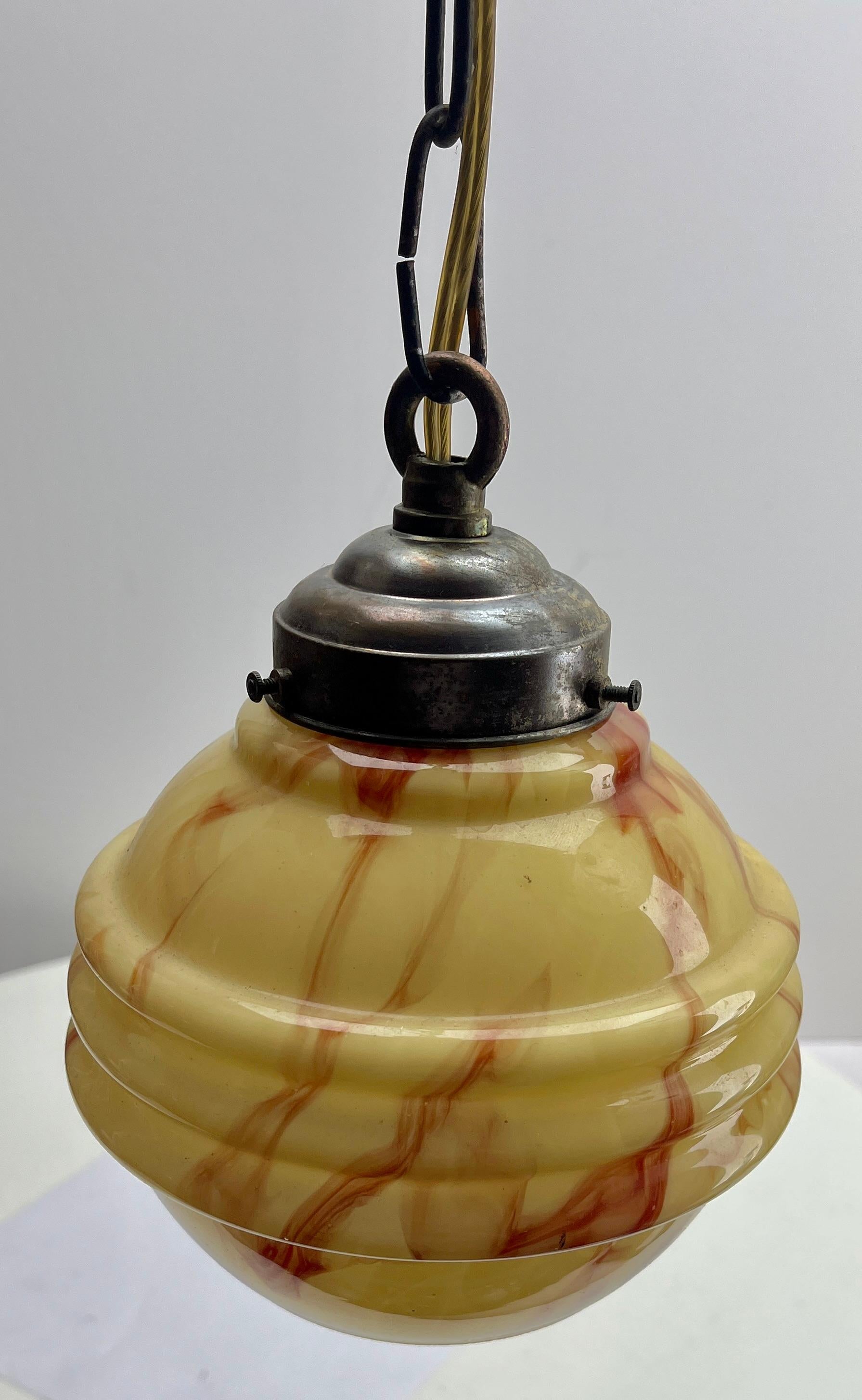 Art-Déco-Deckenleuchte aus Opal, Scailmont, belgischer collord-Glasschirm, 1930er Jahre (Art déco) im Angebot