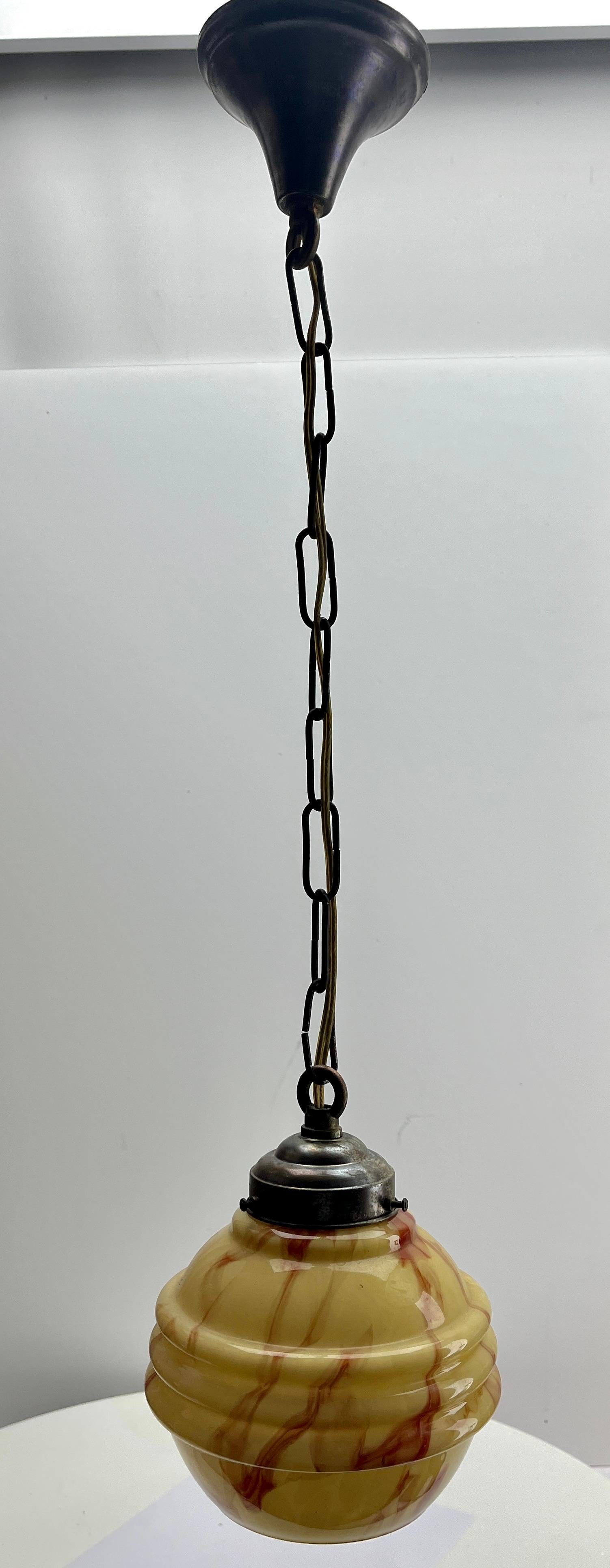 Art-Déco-Deckenleuchte aus Opal, Scailmont, belgischer collord-Glasschirm, 1930er Jahre (Belgisch) im Angebot