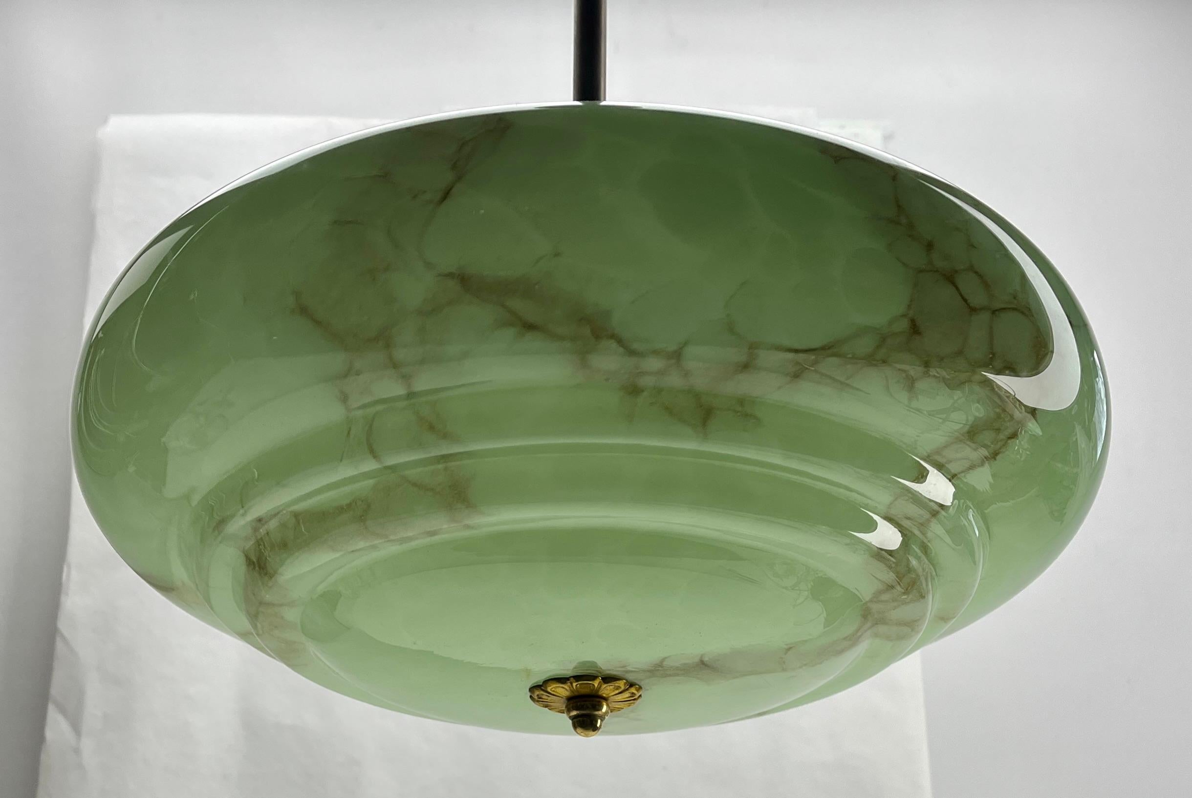 Fatto a mano Lampada da soffitto opalina Art Deco, Scailmont Belgio, paralume in vetro collord, anni '30 in vendita
