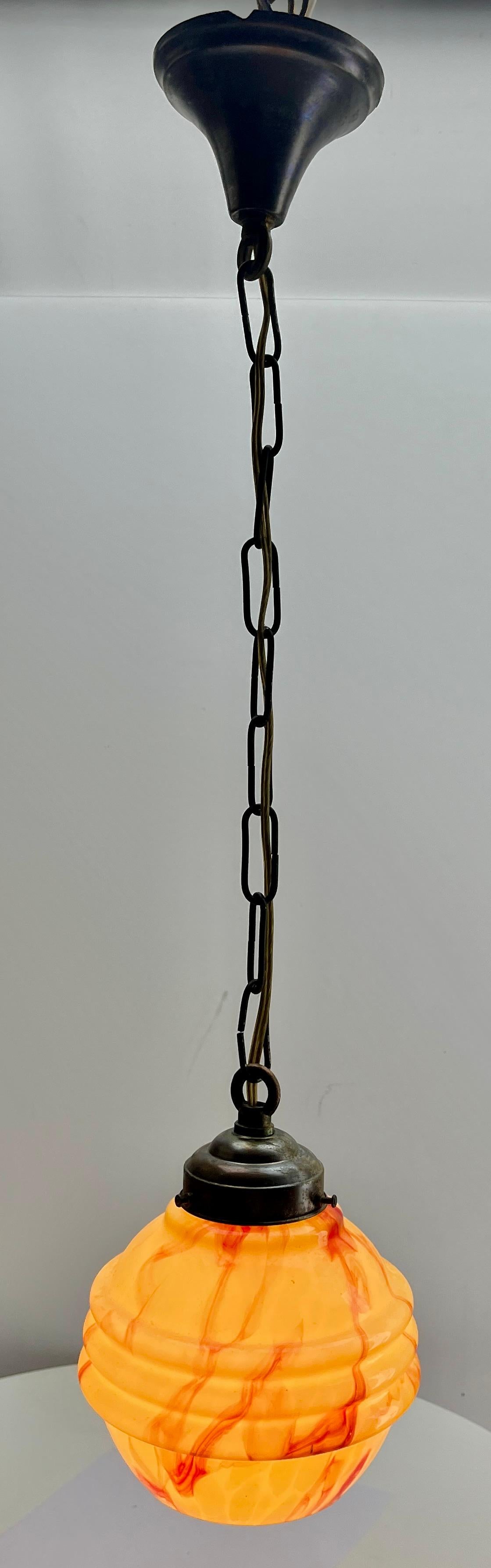 Art-Déco-Deckenleuchte aus Opal, Scailmont, belgischer collord-Glasschirm, 1930er Jahre (Handgefertigt) im Angebot