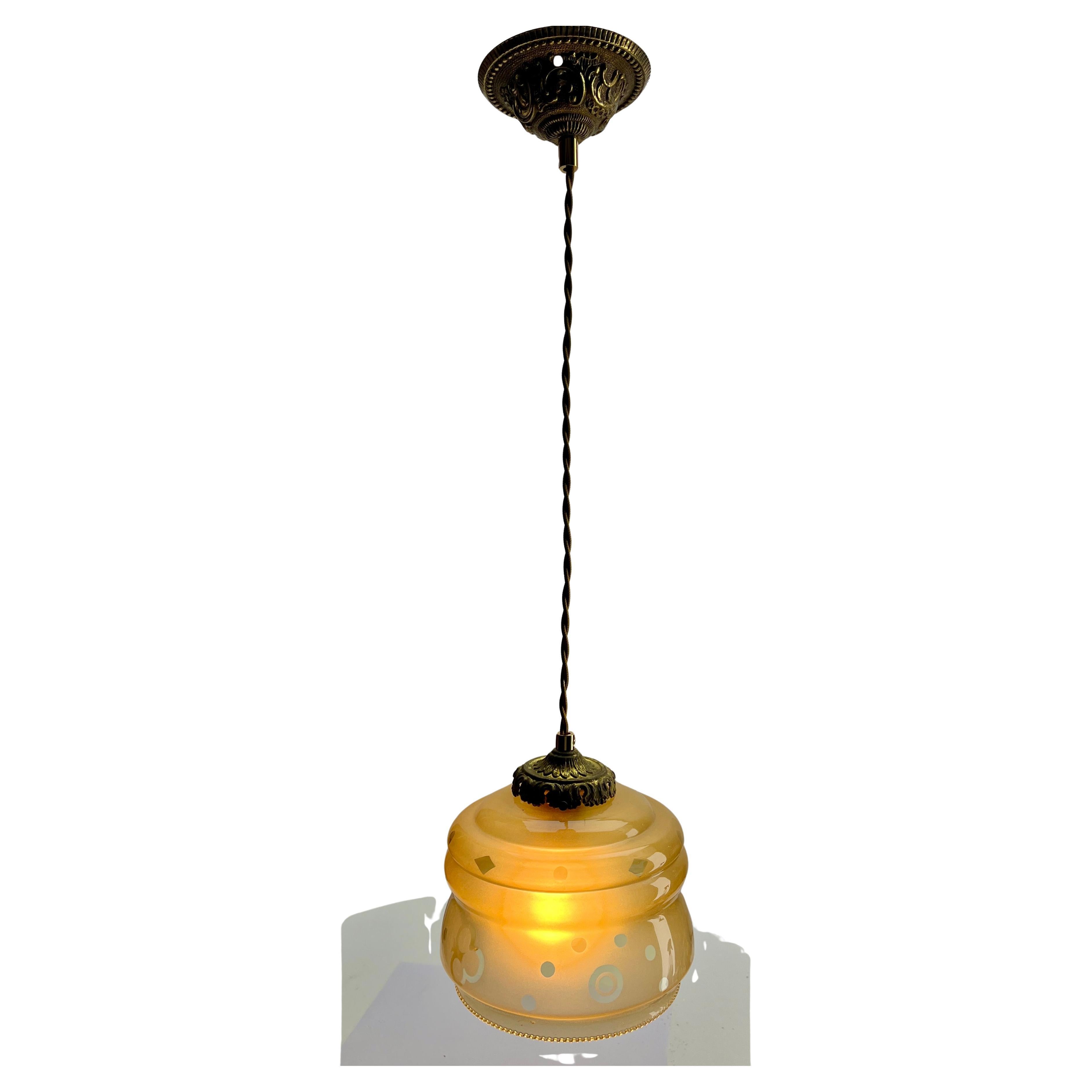 Art-Déco-Deckenleuchte aus Opal, Scailmont, belgischer collord-Glasschirm, 1930er Jahre (Handgefertigt) im Angebot