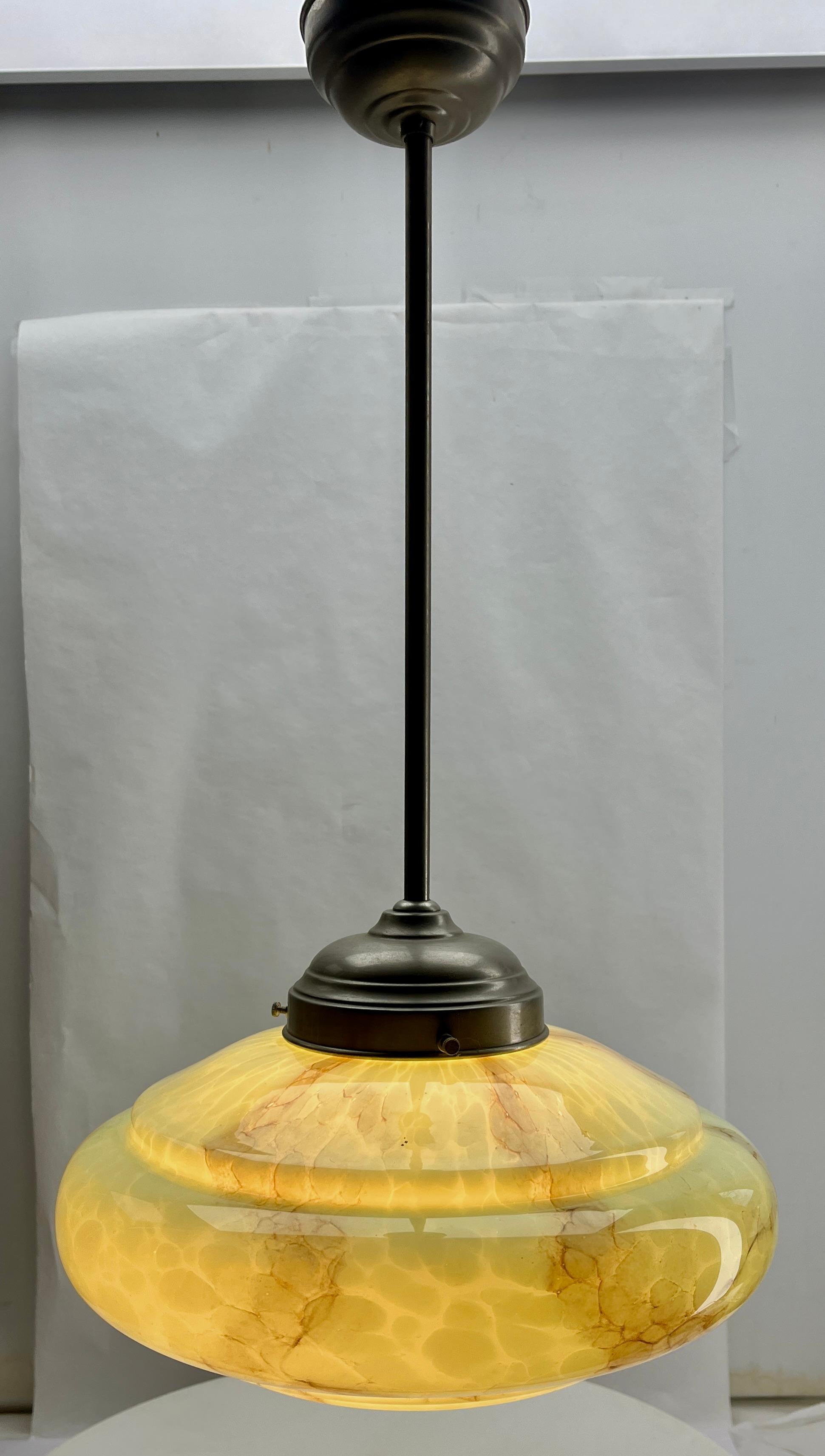 Lampada da soffitto opalina Art Deco, Scailmont Belgio, paralume in vetro collord, anni '30 In condizioni buone in vendita a Verviers, BE