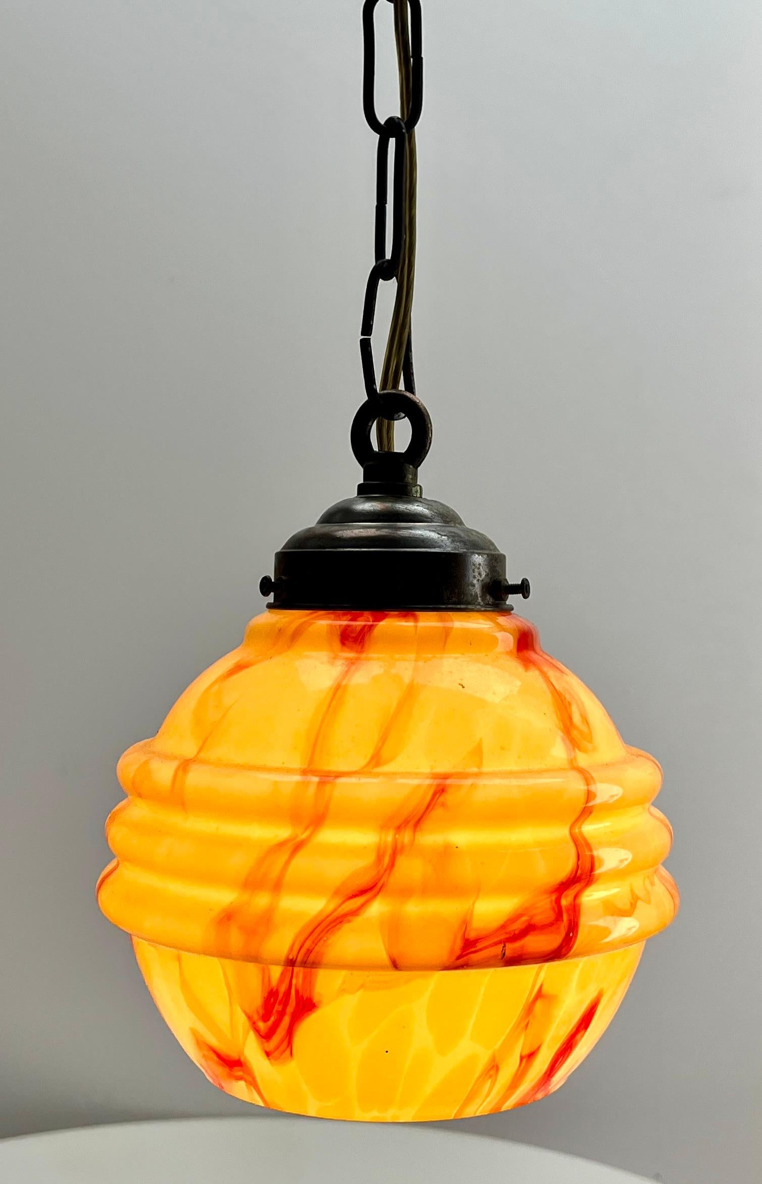 Art-Déco-Deckenleuchte aus Opal, Scailmont, belgischer collord-Glasschirm, 1930er Jahre im Zustand „Gut“ im Angebot in Verviers, BE
