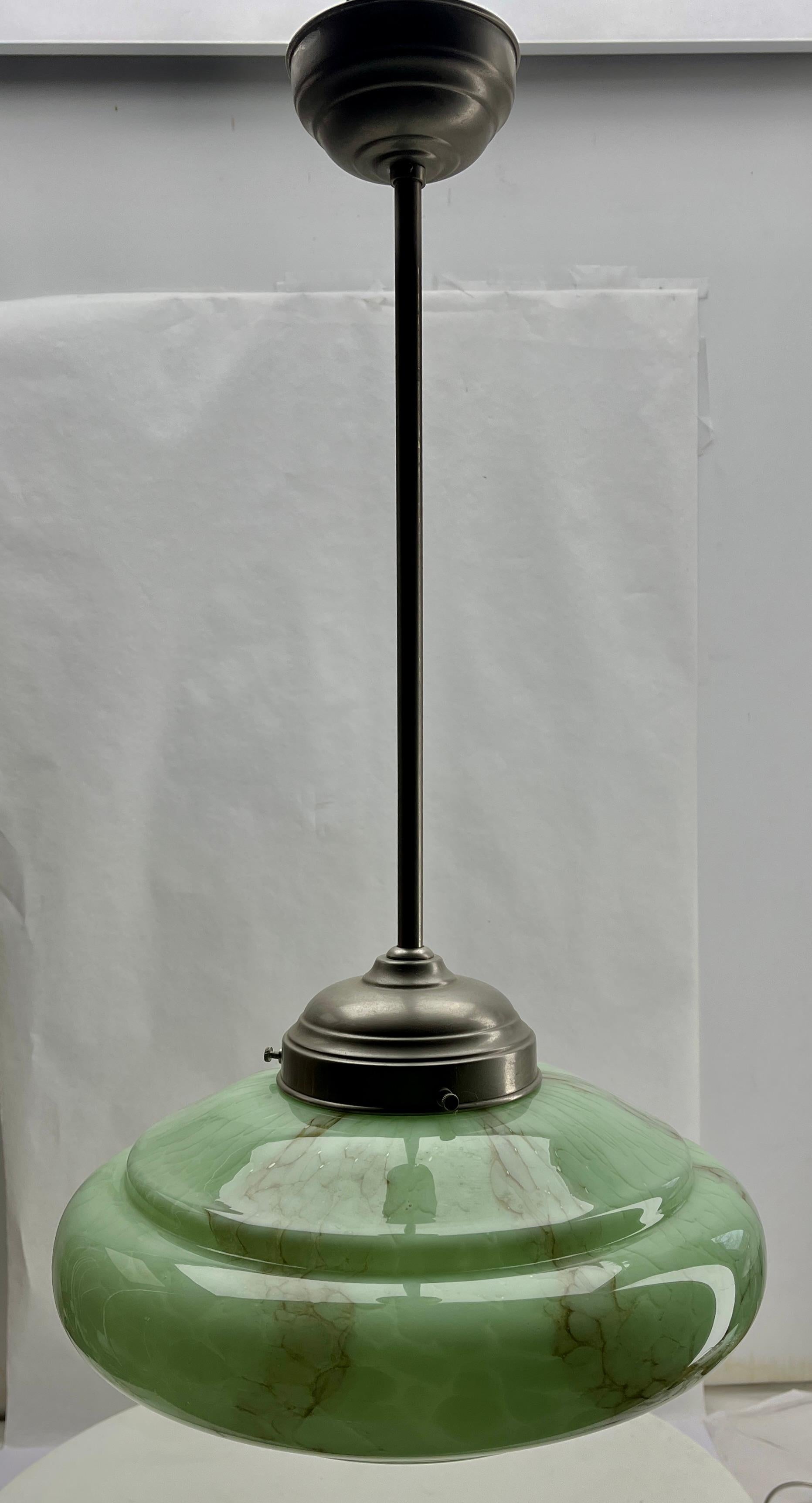 Metà XX secolo Lampada da soffitto opalina Art Deco, Scailmont Belgio, paralume in vetro collord, anni '30 in vendita