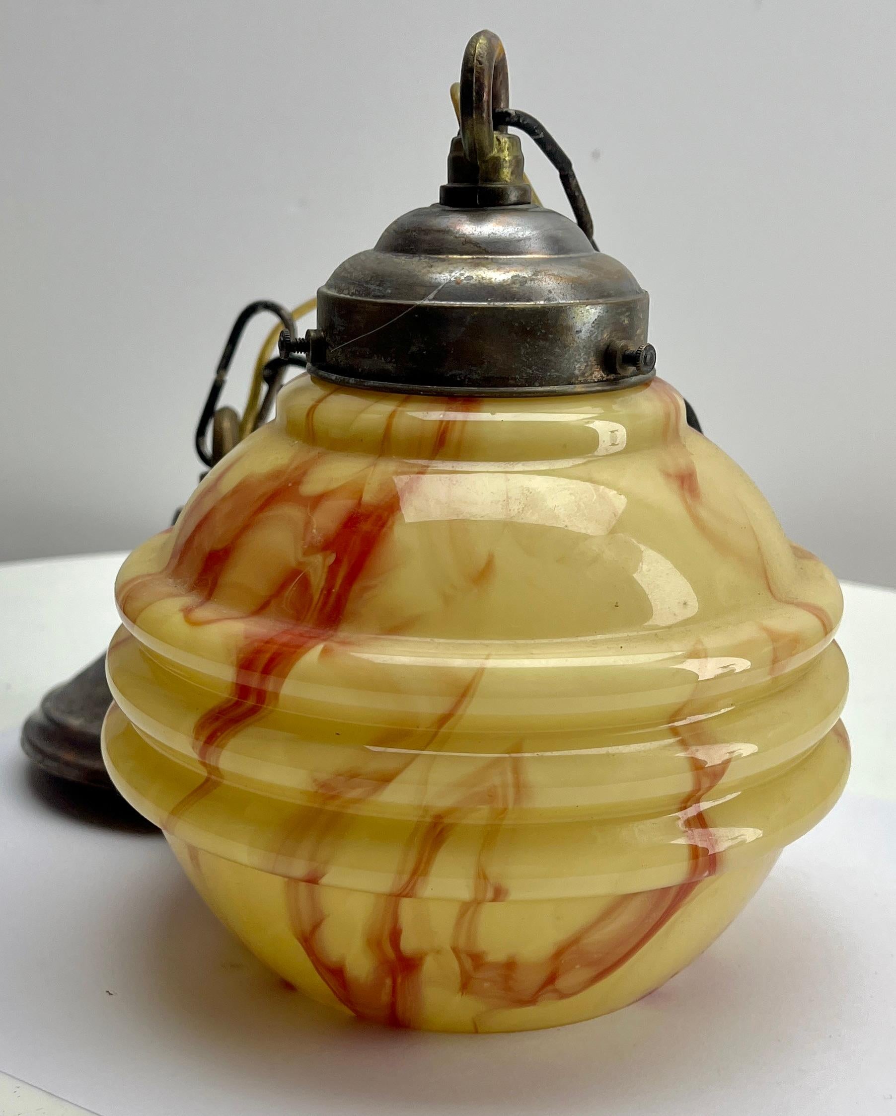 Art-Déco-Deckenleuchte aus Opal, Scailmont, belgischer collord-Glasschirm, 1930er Jahre im Angebot 1