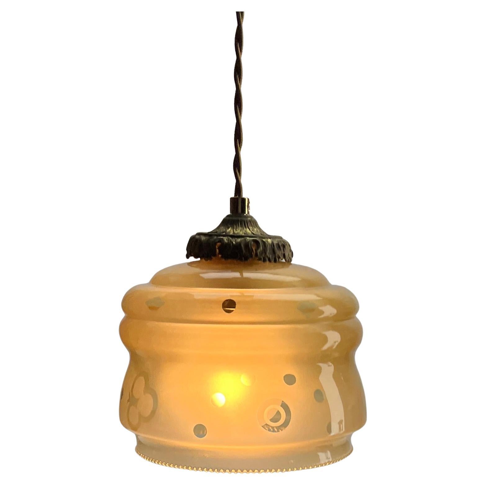 Art-Déco-Deckenleuchte aus Opal, Scailmont, belgischer collord-Glasschirm, 1930er Jahre im Angebot 1