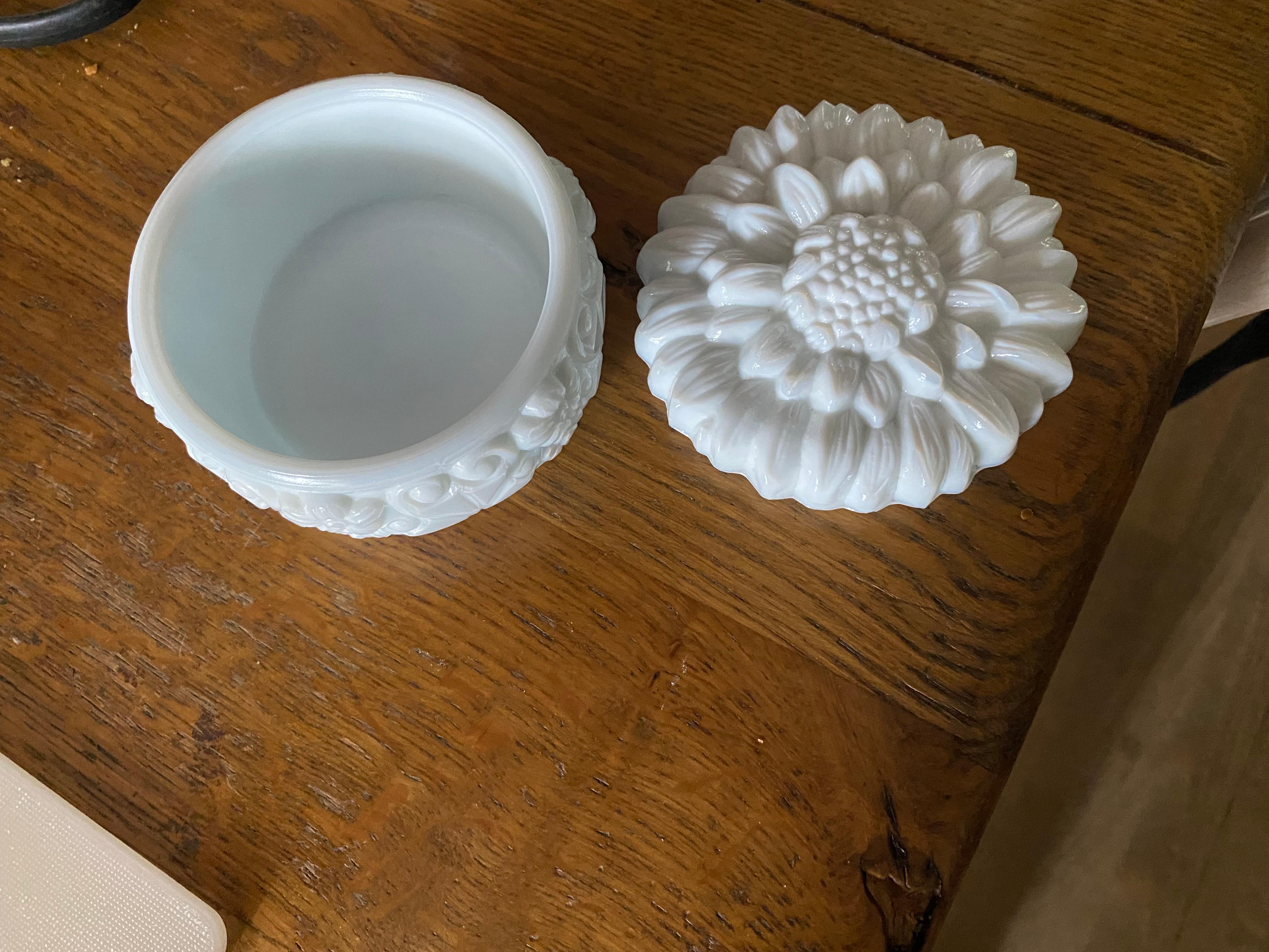Art Deco Opaline Glass Box by Curt Schlevogt For Sale 3