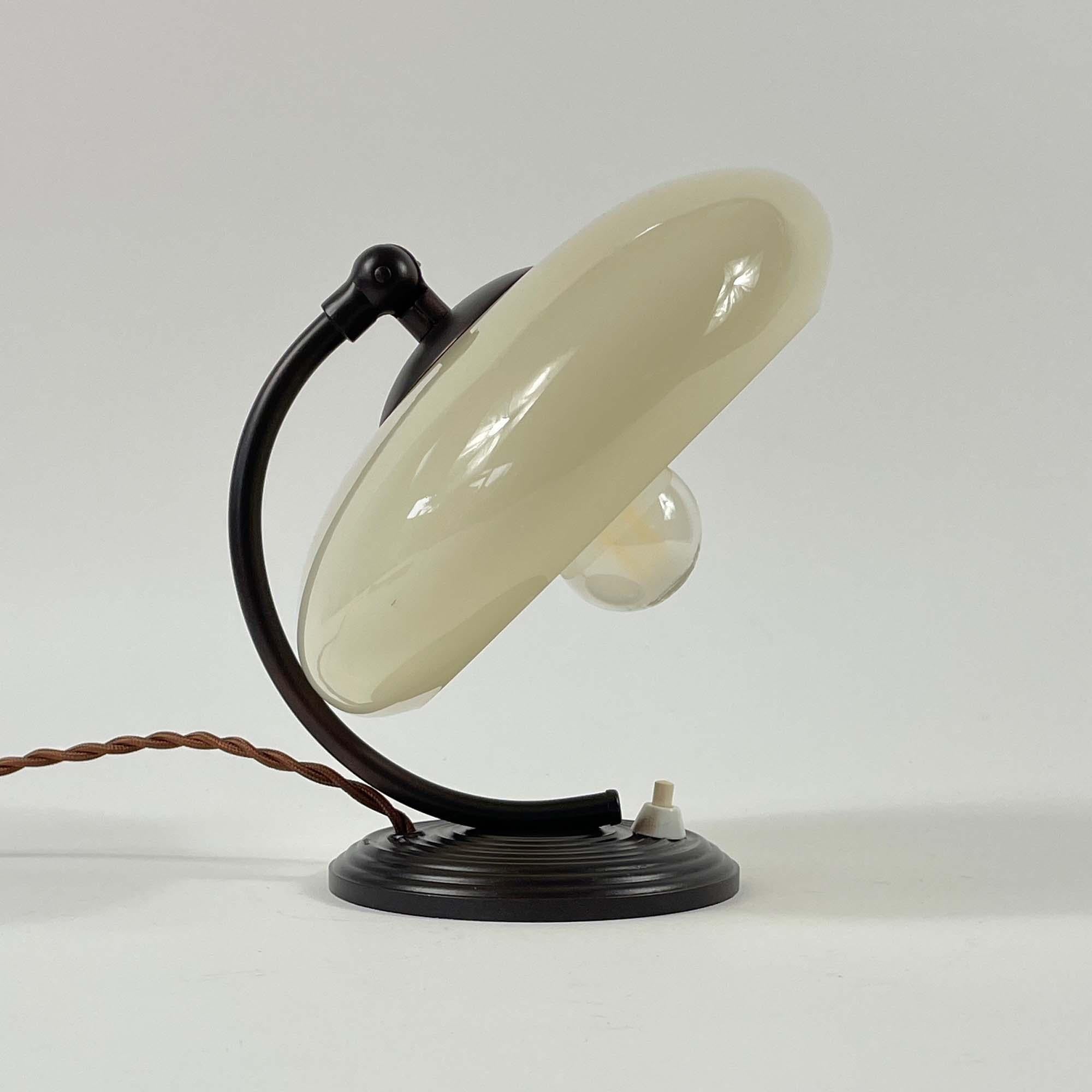 Lampe de bureau Art déco en verre opalin et bronze, Allemagne, années 1930 en vente 3