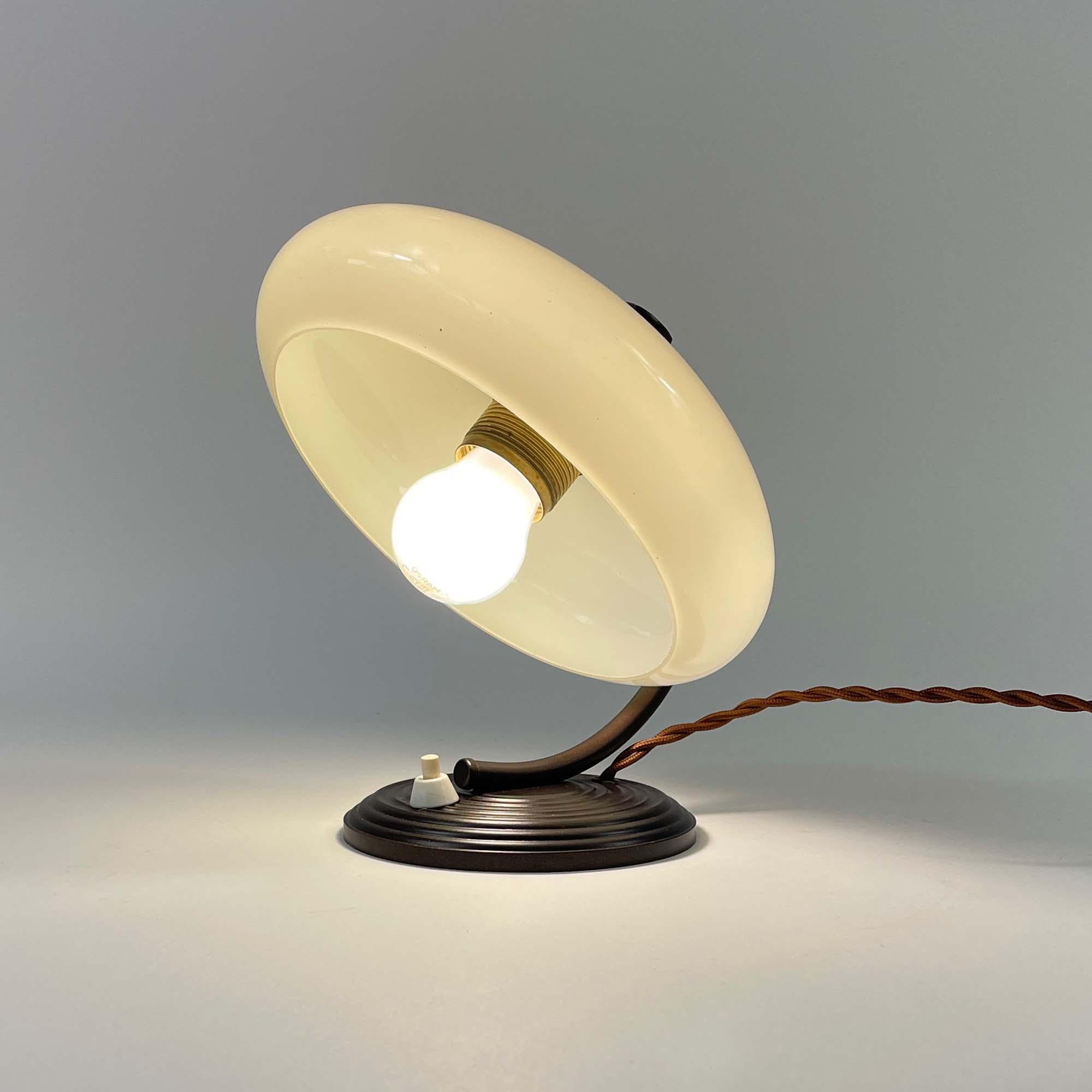 Verre opalin Lampe de bureau Art déco en verre opalin et bronze, Allemagne, années 1930 en vente