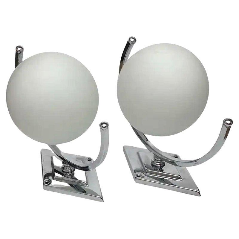 Queste favolose lampade da parete Art&Deco risalgono a 90 anni fa, ma senza dubbio soddisfano i criteri dell'Art&Deco snella e sono perfette per gli appassionati di quest'epoca. Entrambi sono in ottime condizioni, senza danni. Di grandi dimensioni e