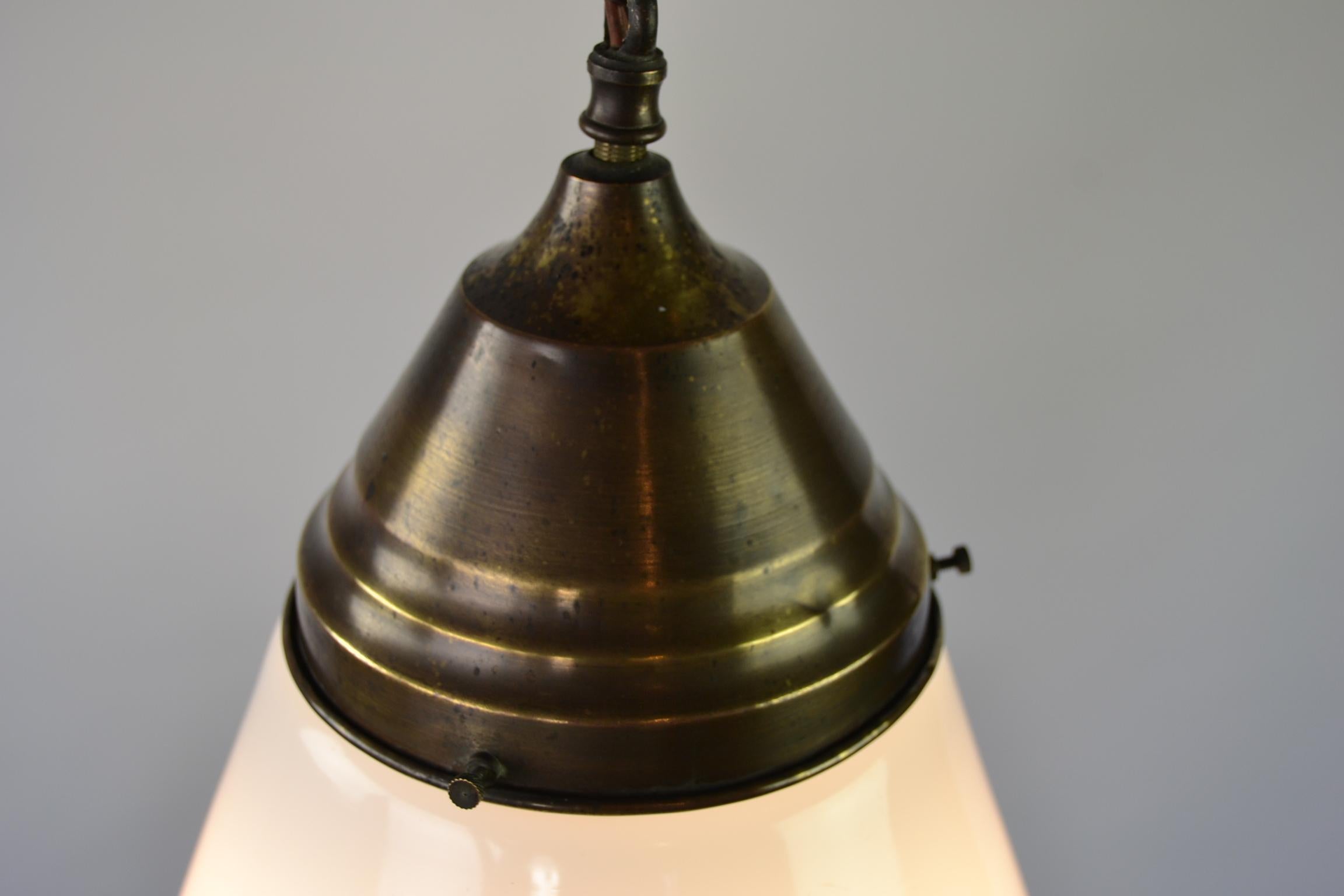Hängeleuchte aus Opalglas im Art-déco-Stil, 1940er Jahre im Angebot 7