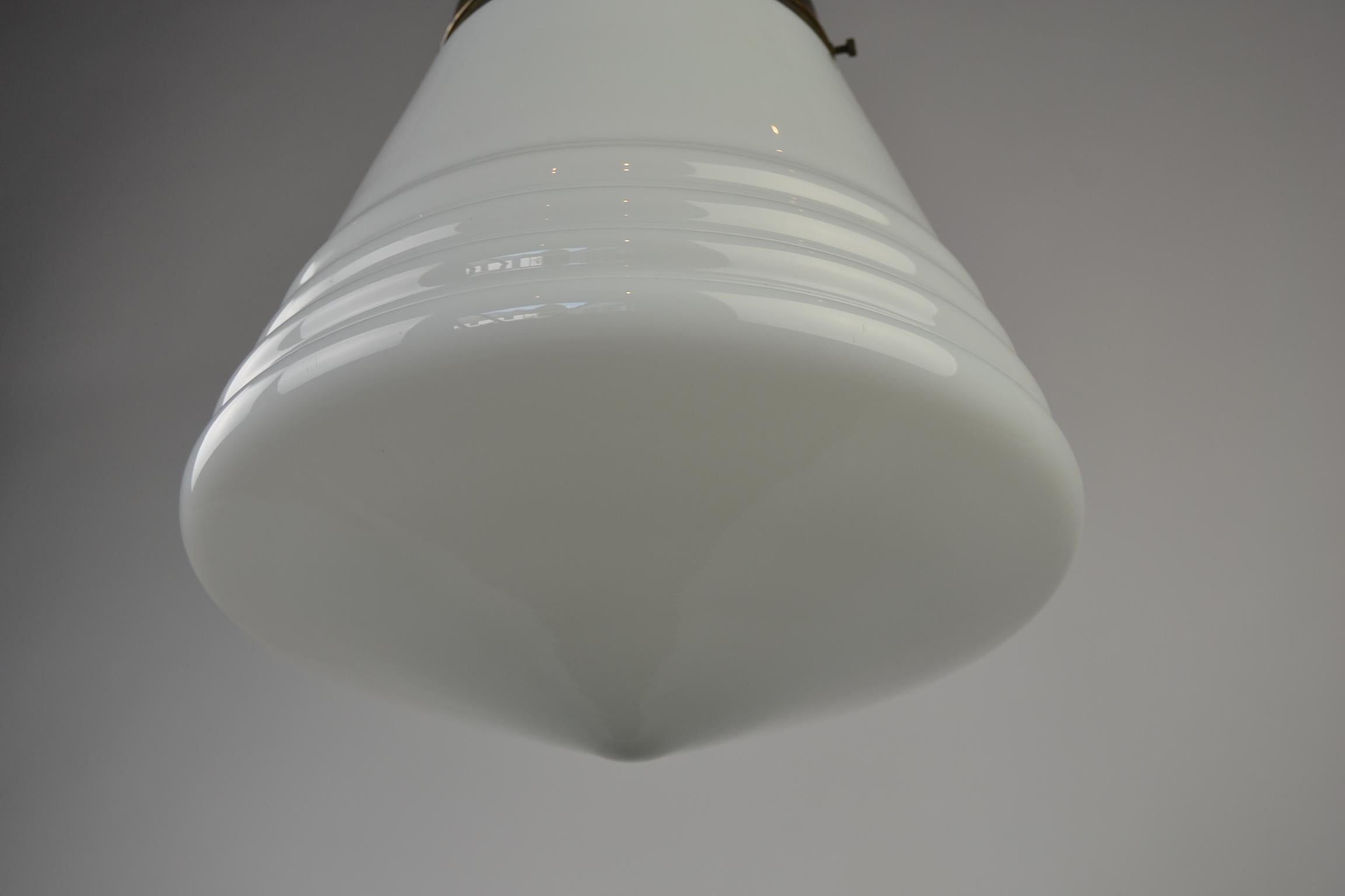 Hängeleuchte aus Opalglas im Art-déco-Stil, 1940er Jahre (Europäisch) im Angebot