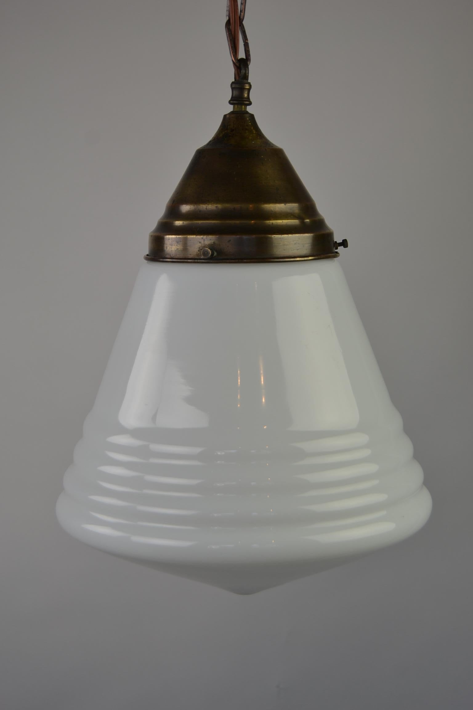 Hängeleuchte aus Opalglas im Art-déco-Stil, 1940er Jahre im Zustand „Gut“ im Angebot in Retie, BE