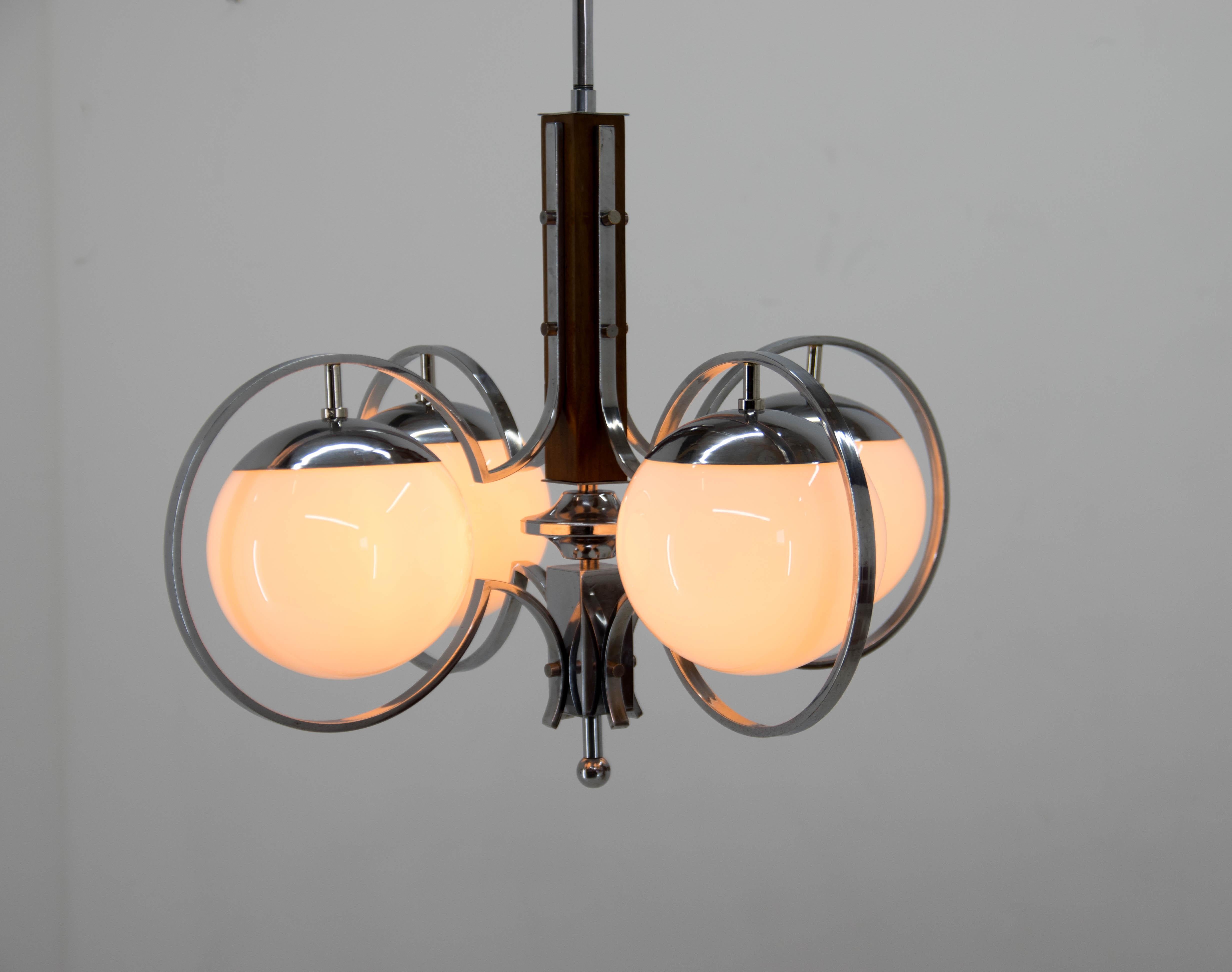 4-flamming Art Deco chandelier made of wood, chrome and glass.
Completely restored: polished, rewired: 4x40W, E25-E27 bulbs
Glass in perfect condition
Central rod can be shortened on demand.
US wiring compatible.