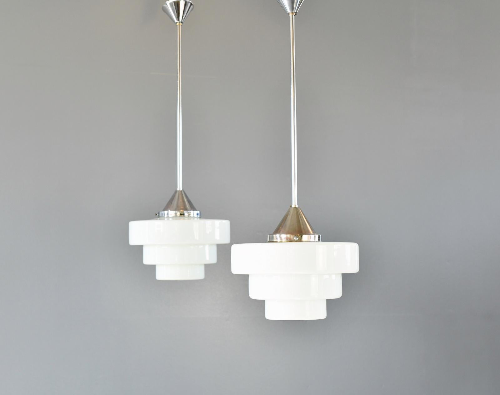 Art Decó Opaline Lights By Edison Circa 1930s

- Cristal opalino escalonado
- Tapas y tallos de níquel
- Admite bombillas con casquillo E27
- Fabricado por Edison
- Americano ~ Años 30
- 40 cm de ancho x 100 cm de alto, incluido el tallo

Informe