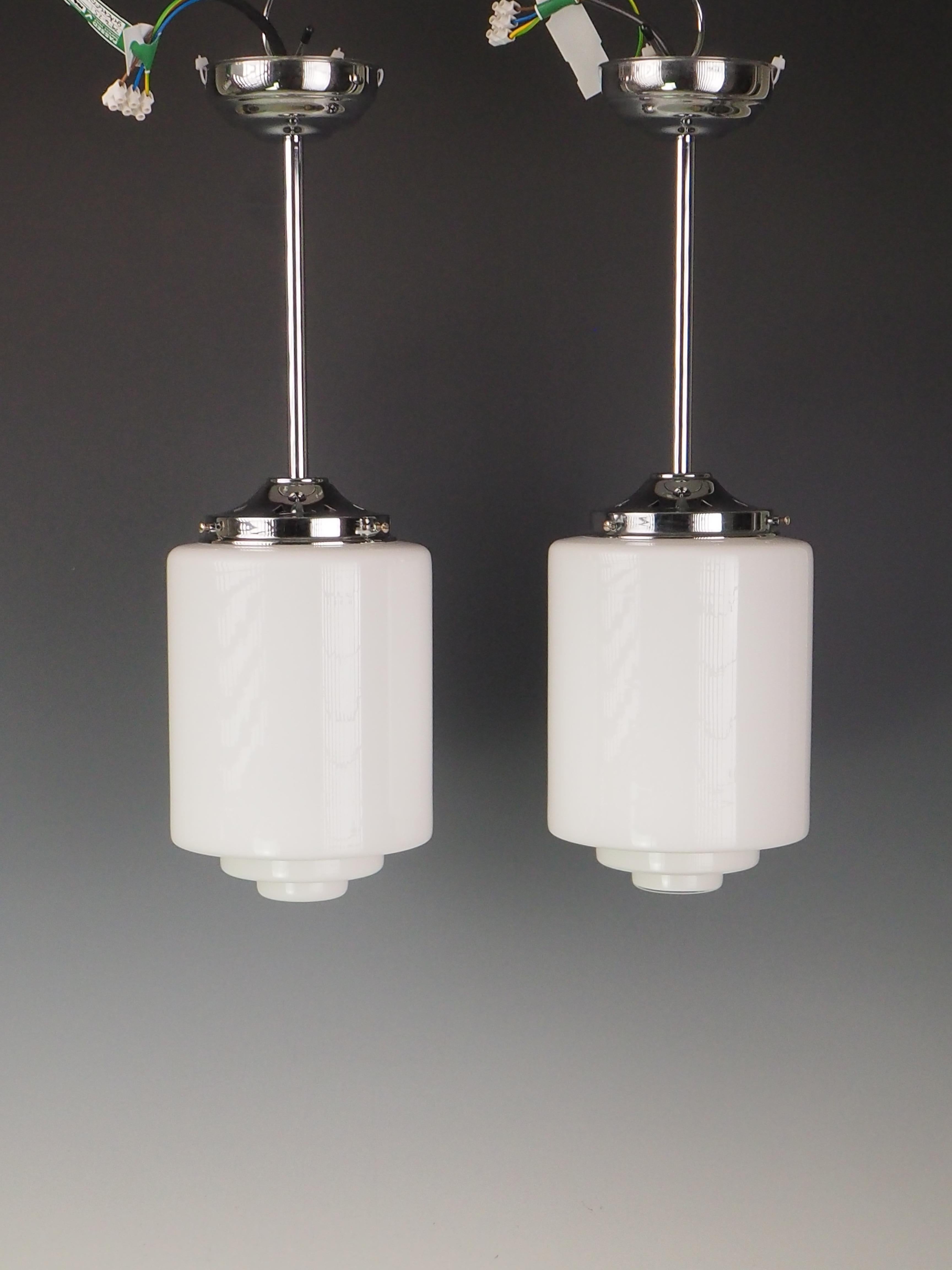Lámparas Colgantes Art Decó de Opalina - Pareja de Plafones de Vidrio Blanco
Eleva tu espacio con este llamativo par de lámparas colgantes opalinas Art Decó, de elegantes proporciones y diseño atemporal. Suspendidos de elegantes herrajes cromados,