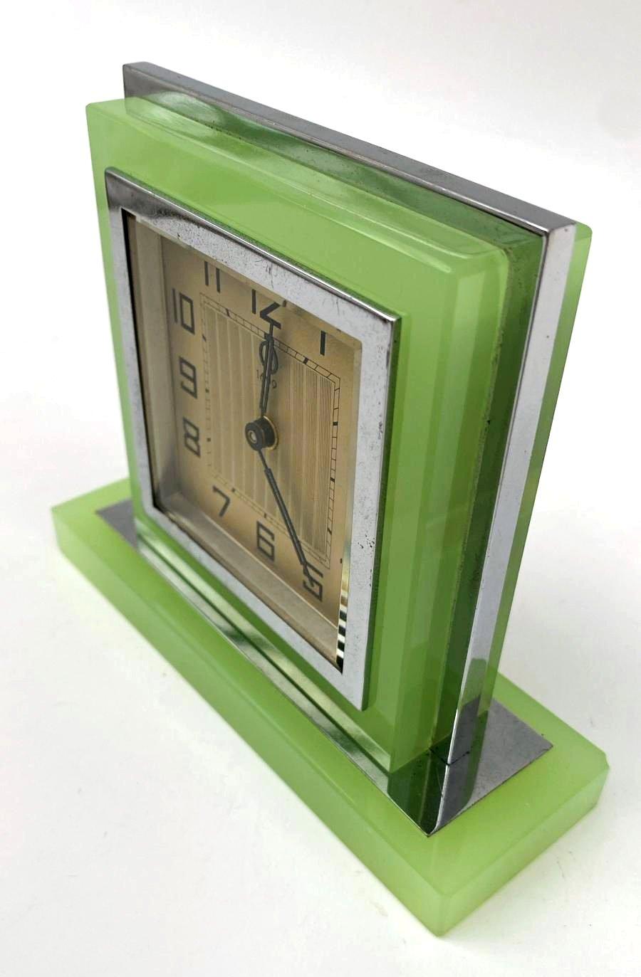 Art Deco Opal-Uranium-Glas & Chrom-Uhr, um 1930 im Angebot 4