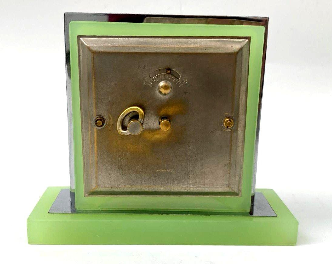 Art Deco Opal-Uranium-Glas & Chrom-Uhr, um 1930 im Angebot 5
