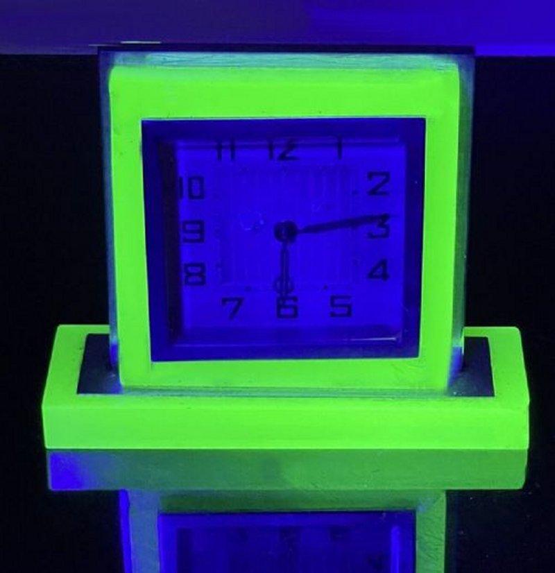 Original 1930's Art Deco grünes Glas 30 Stunden Uhr mit Chrom-Akzenten. Perfekte Größe für Schreibtisch oder Tisch.  Es ist frisch gewartet mit dem Mechanismus durch einen Ultraschallreiniger gewesen, wieder zusammengebaut und leicht geölt so ist in