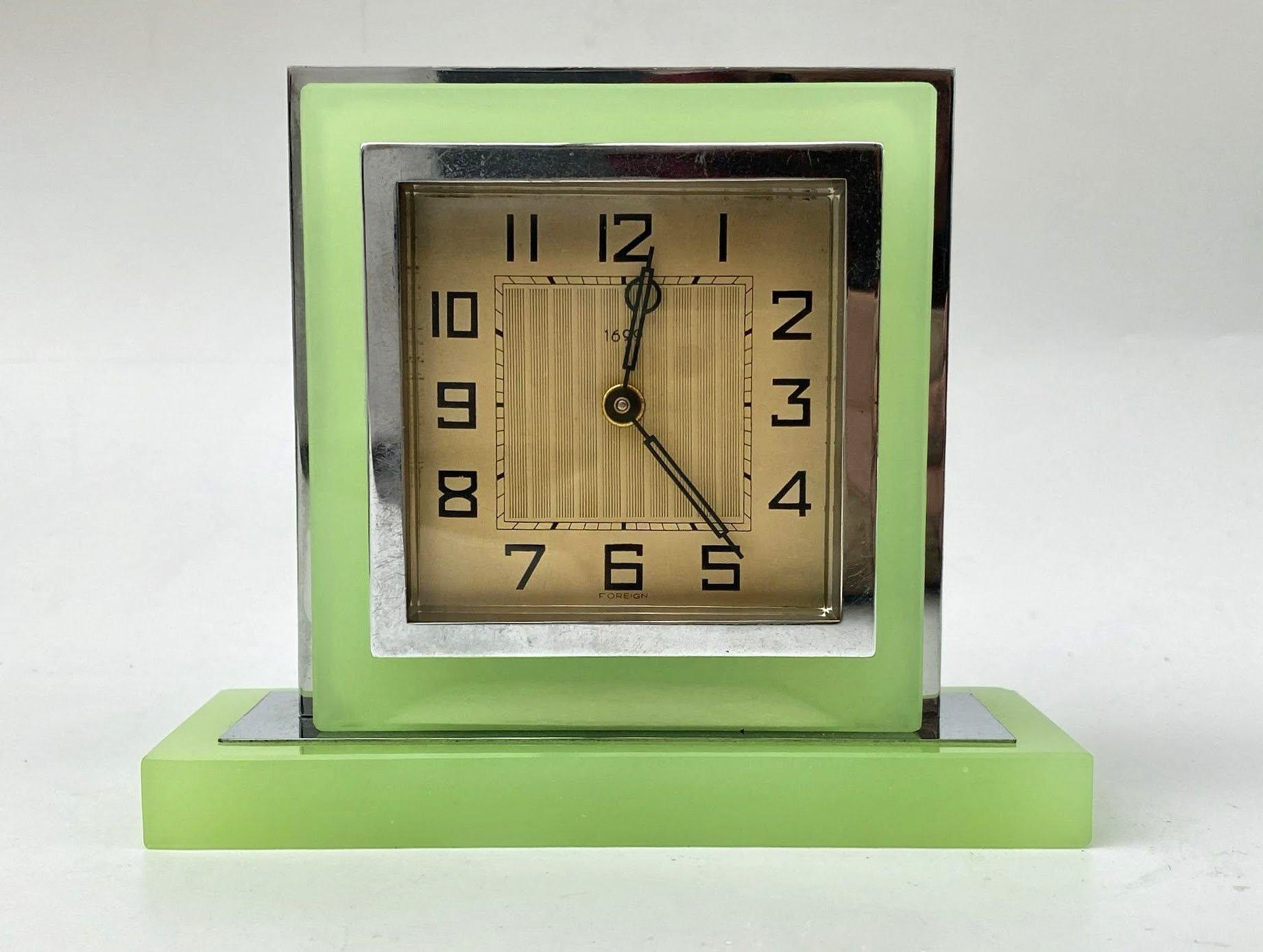 Art Deco Opal-Uranium-Glas & Chrom-Uhr, um 1930 (Art déco) im Angebot