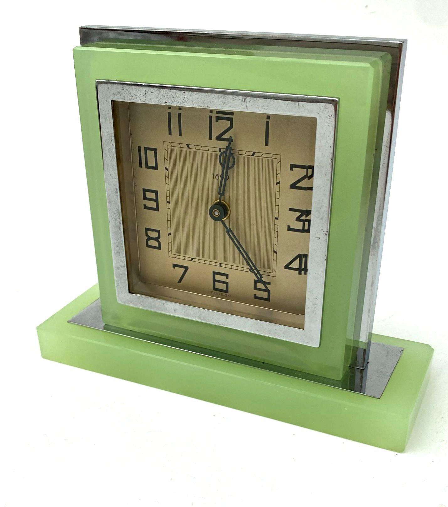 Art Deco Opal-Uranium-Glas & Chrom-Uhr, um 1930 (Französisch) im Angebot