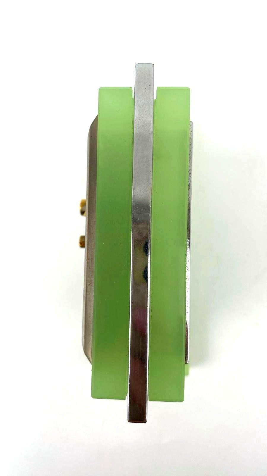 Art Deco Opal-Uranium-Glas & Chrom-Uhr, um 1930 im Angebot 1