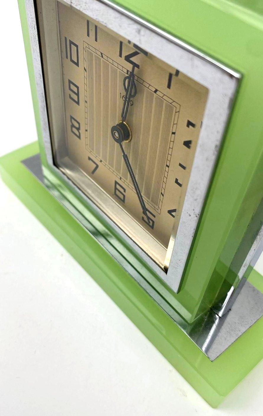 Art Deco Opal-Uranium-Glas & Chrom-Uhr, um 1930 im Angebot 3