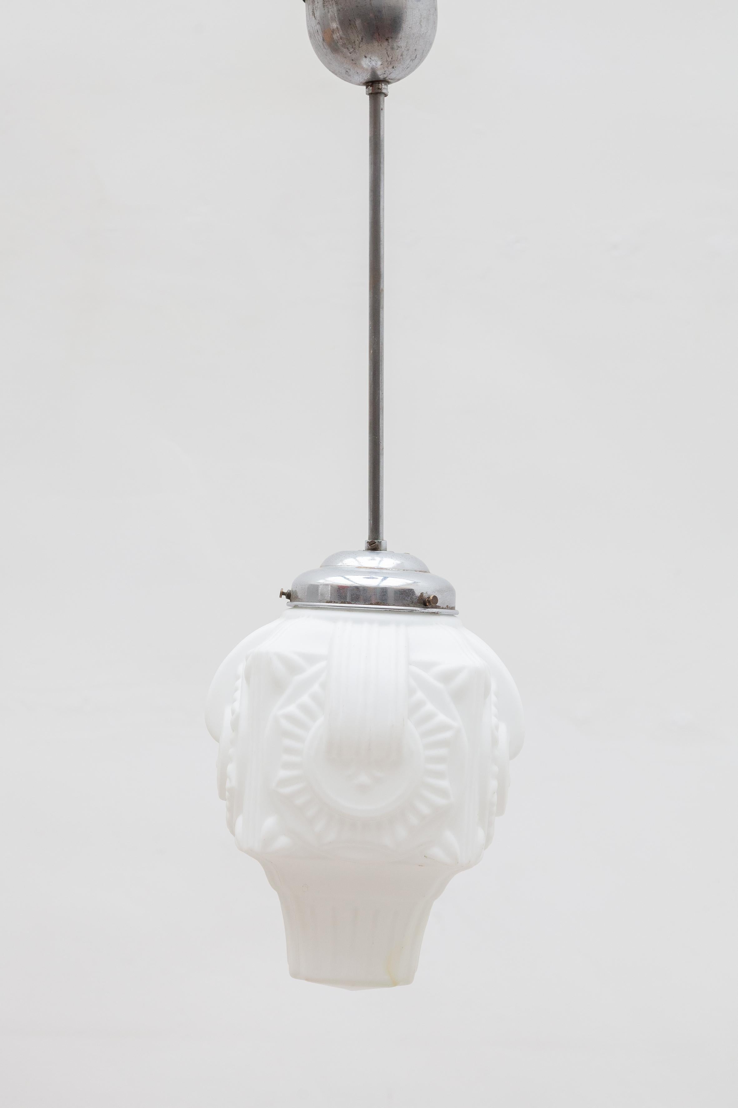 Schöner Anhänger mit weißem, mit Opal geprägtem Art-Déco-Motiv-Glasschirm, authentisch aus den 1920er Jahren. Der Schirm hat eine wunderbare Größe, beeindruckend ein imposantes Statement für Flur, Badezimmer oder Küche?.