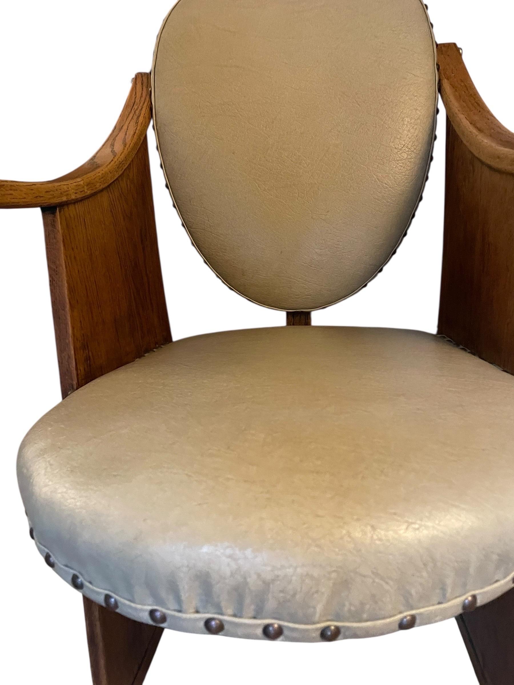 Fabuloso sillón abierto Art Decó de pequeñas proporciones, construcción de madera de roble con asiento original de polipiel, la pieza está en estado totalmente original sin restauraciones.
Un sillón ocasional decorativo muy cómodo.