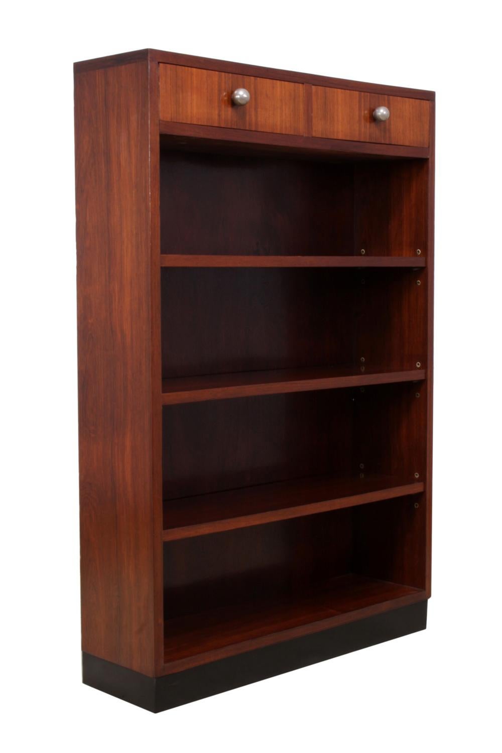 Art Deco open bookcase in rosewood
a very simple open bookcase with two top drawers with pewter handles and three adjustable shelves below

the bookcase has been fully restored and hand polished

Age: circa 1920

Style: Art Deco

Material: