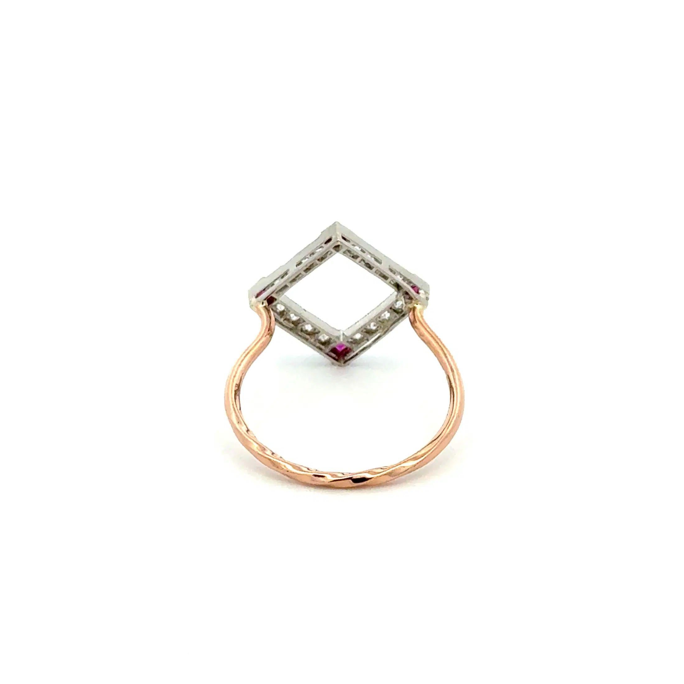 Anillo Art Déco Vintage Cuadrado Abierto de Platino con Diamantes y Rubíes en Excelente estado para la venta en Montreal, QC
