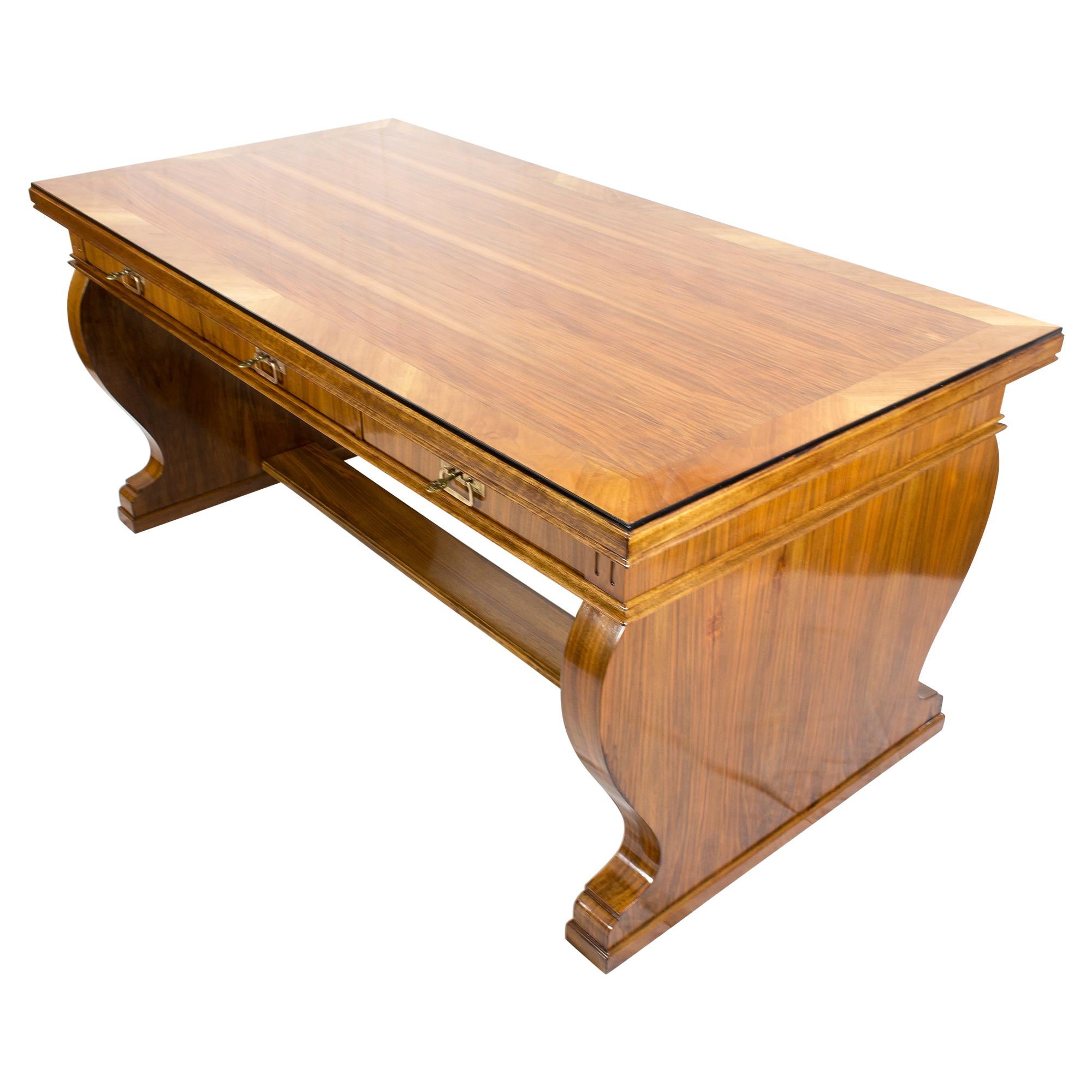 Sehr schöner großer Schreibtisch aus der Zeit um 1915, Übergang vom Jugendstil zum Art Déco. Der Schreibtisch wurde aus Nussbaumfurnier auf einem Korpus aus Kiefernholz gefertigt. Das Pult kann zentriert werden. Der Tisch hat 3 Schubladen und auf