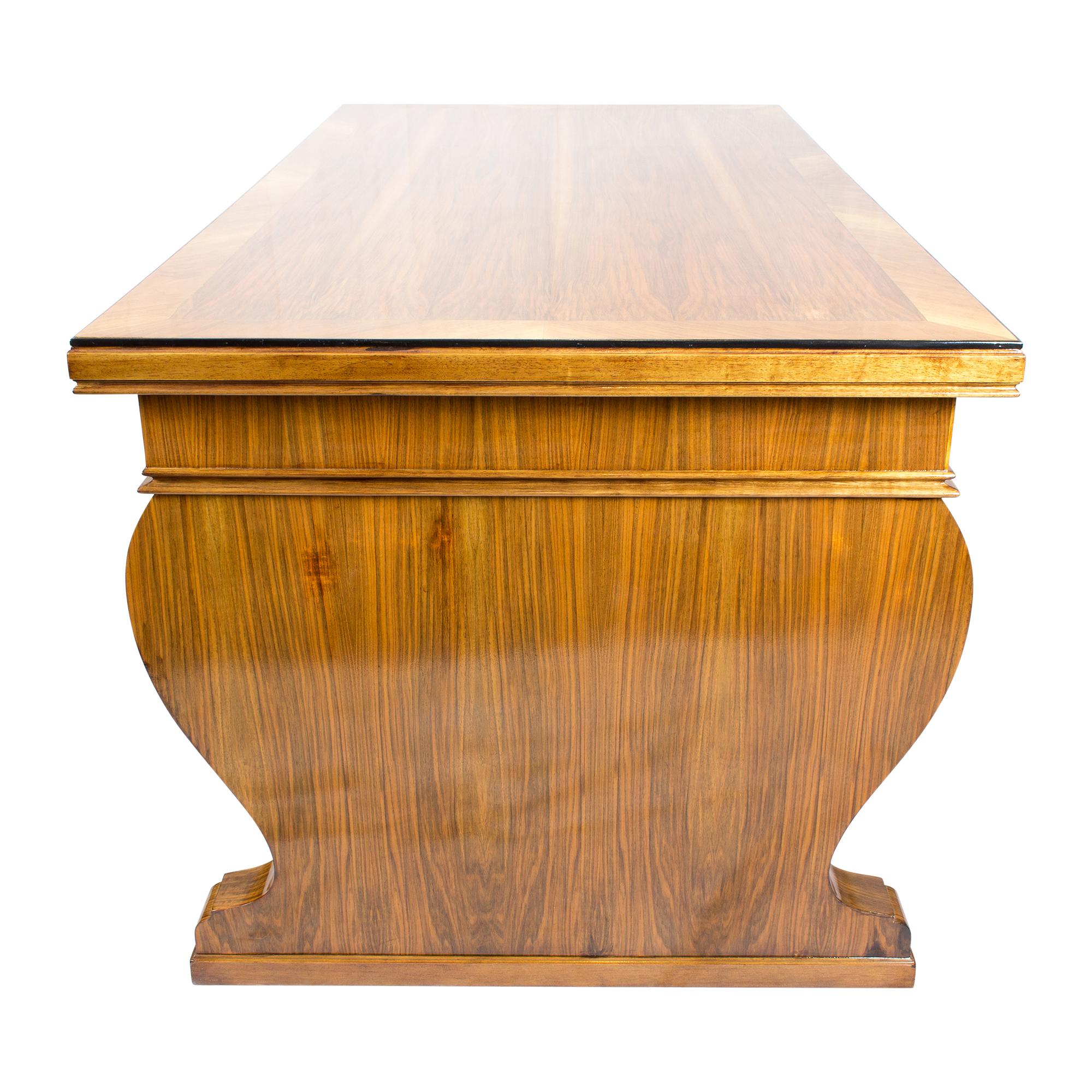 Schreibtisch aus Nussbaumholz im Art déco- oder Art nouveau-Stil (Deutsch) im Angebot