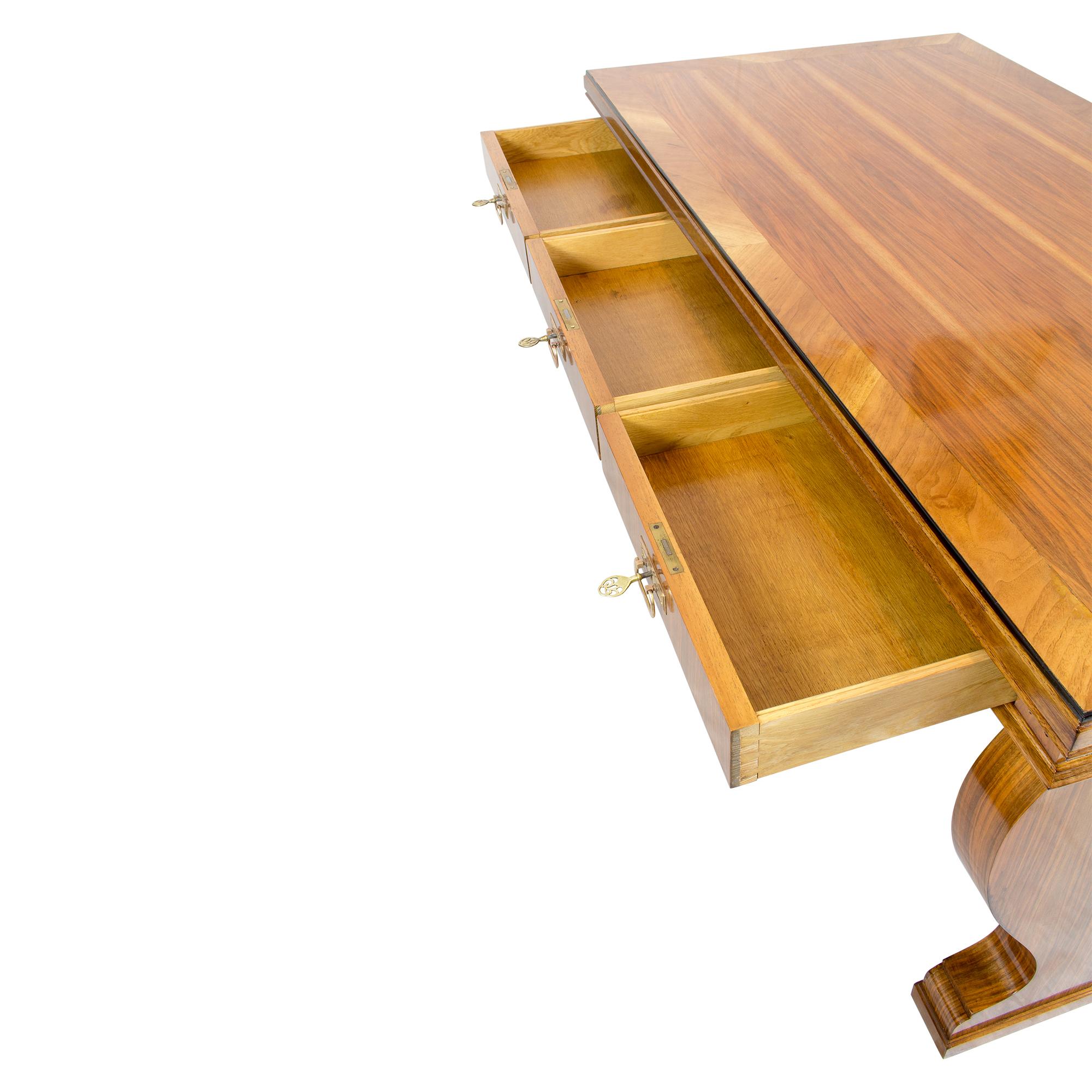Schreibtisch aus Nussbaumholz im Art déco- oder Art nouveau-Stil (Poliert) im Angebot