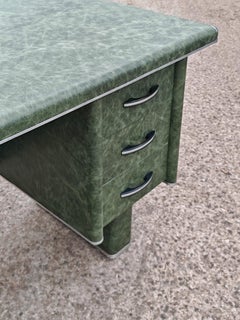 Bureau Art Deco ou Bauhaus en métal recouvert de cuir, dans le style de Gio Ponti