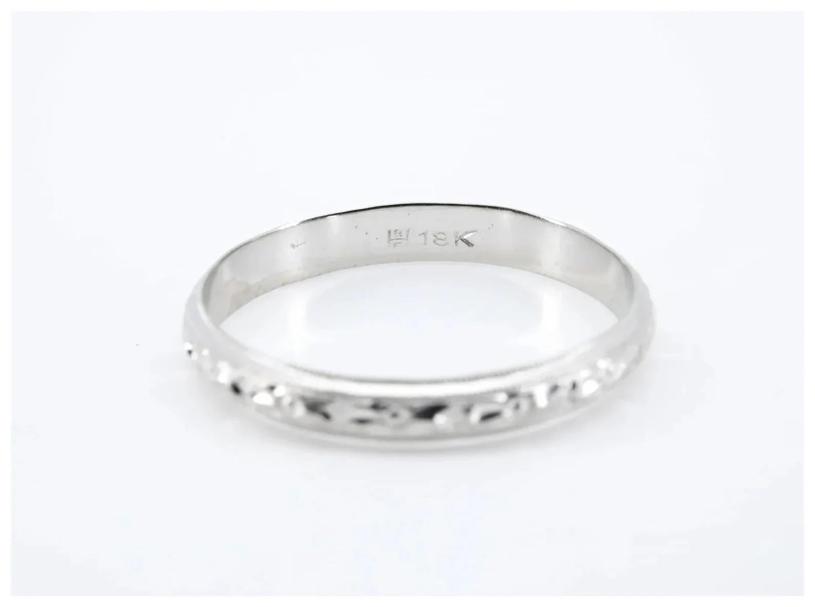 Art Deco Orange Blossom Pattern Wedding Band in 18K White Gold Size 10 In Good Condition For Sale In Boston, MA